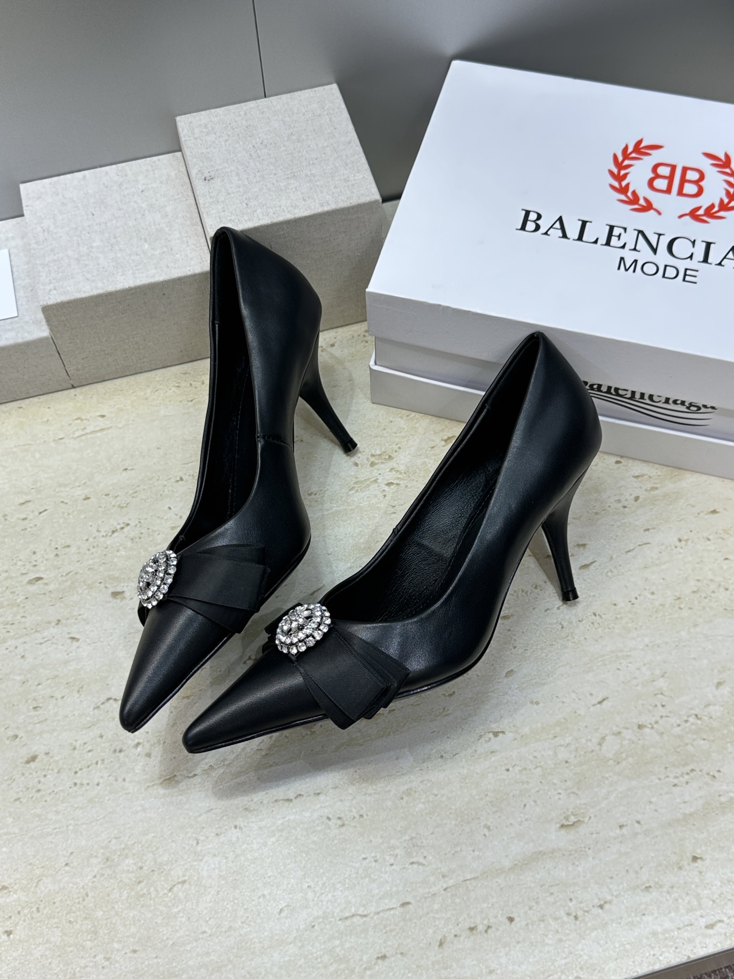 Balenciaga 2026春夏新款尖头高跟蝴蝶鞋女鞋 巴黎世家字母logo水钻五金扣气质女单鞋材质: