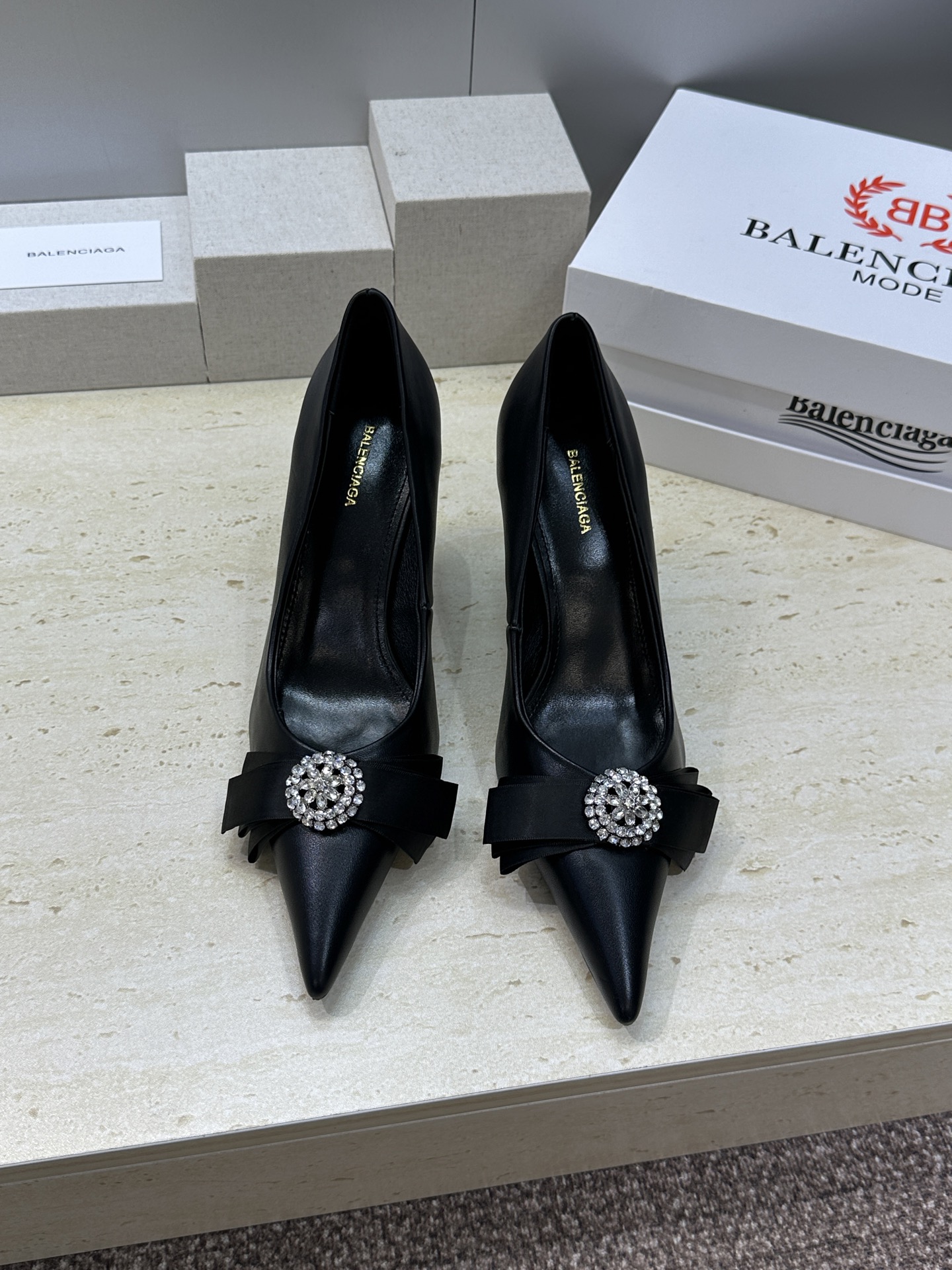 Balenciaga 2026春夏新款尖头高跟蝴蝶鞋女鞋 巴黎世家字母logo水钻五金扣气质女单鞋材质: