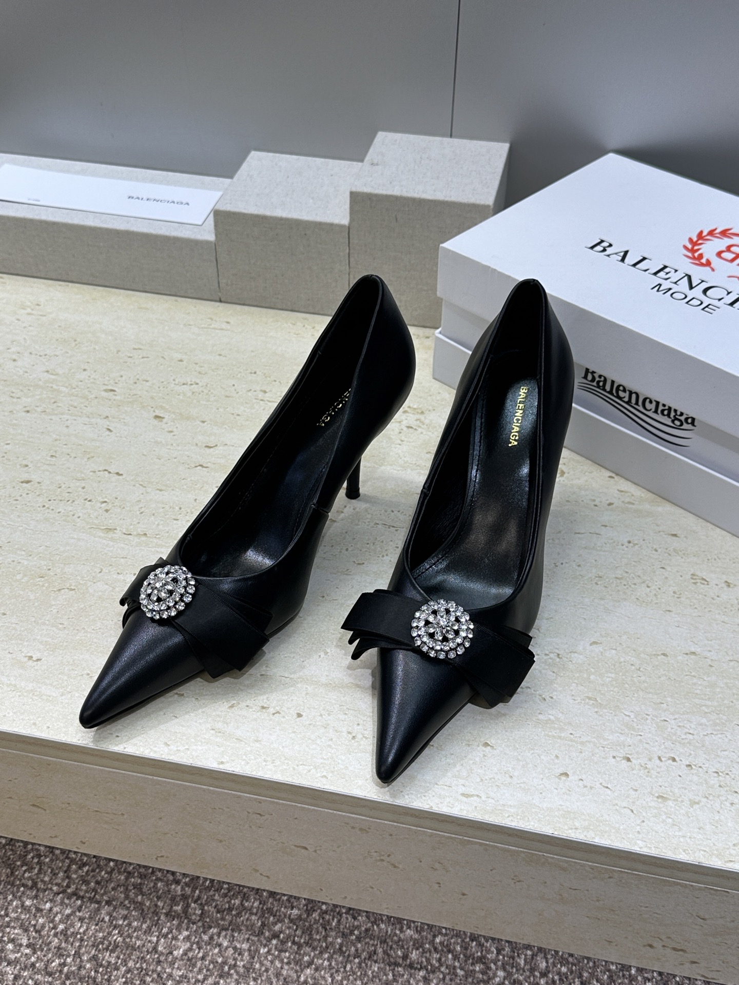 Balenciaga 2026春夏新款尖头高跟蝴蝶鞋女鞋 巴黎世家字母logo水钻五金扣气质女单鞋材质: