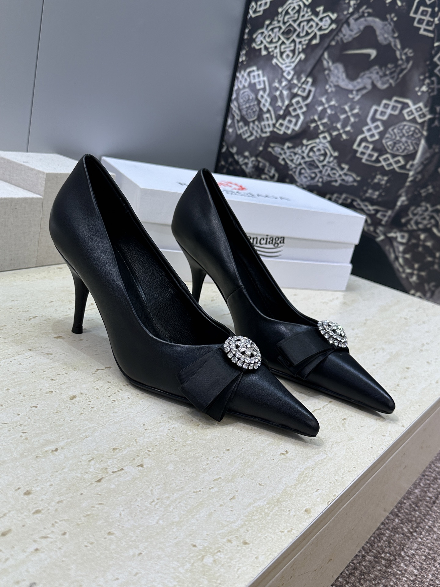 Balenciaga 2026春夏新款尖头高跟蝴蝶鞋女鞋 巴黎世家字母logo水钻五金扣气质女单鞋材质: