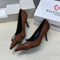 Balenciaga 2026春夏新款尖头高跟蝴蝶鞋女鞋 巴黎世家字母logo水钻五金扣气质女单鞋材质: Balenciaga 2026春夏新款尖头高跟蝴蝶鞋女鞋 巴黎世家字母logo水钻五金扣气质女单鞋材质: