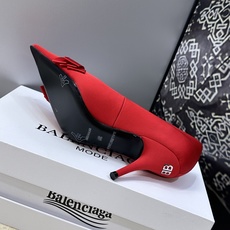 Balenciaga 2026春夏新款尖头高跟蝴蝶鞋女鞋 巴黎世家字母logo水钻五金扣气质女单鞋材质: Balenciaga 2026春夏新款尖头高跟蝴蝶鞋女鞋 巴黎世家字母logo水钻五金扣气质女单鞋材质: