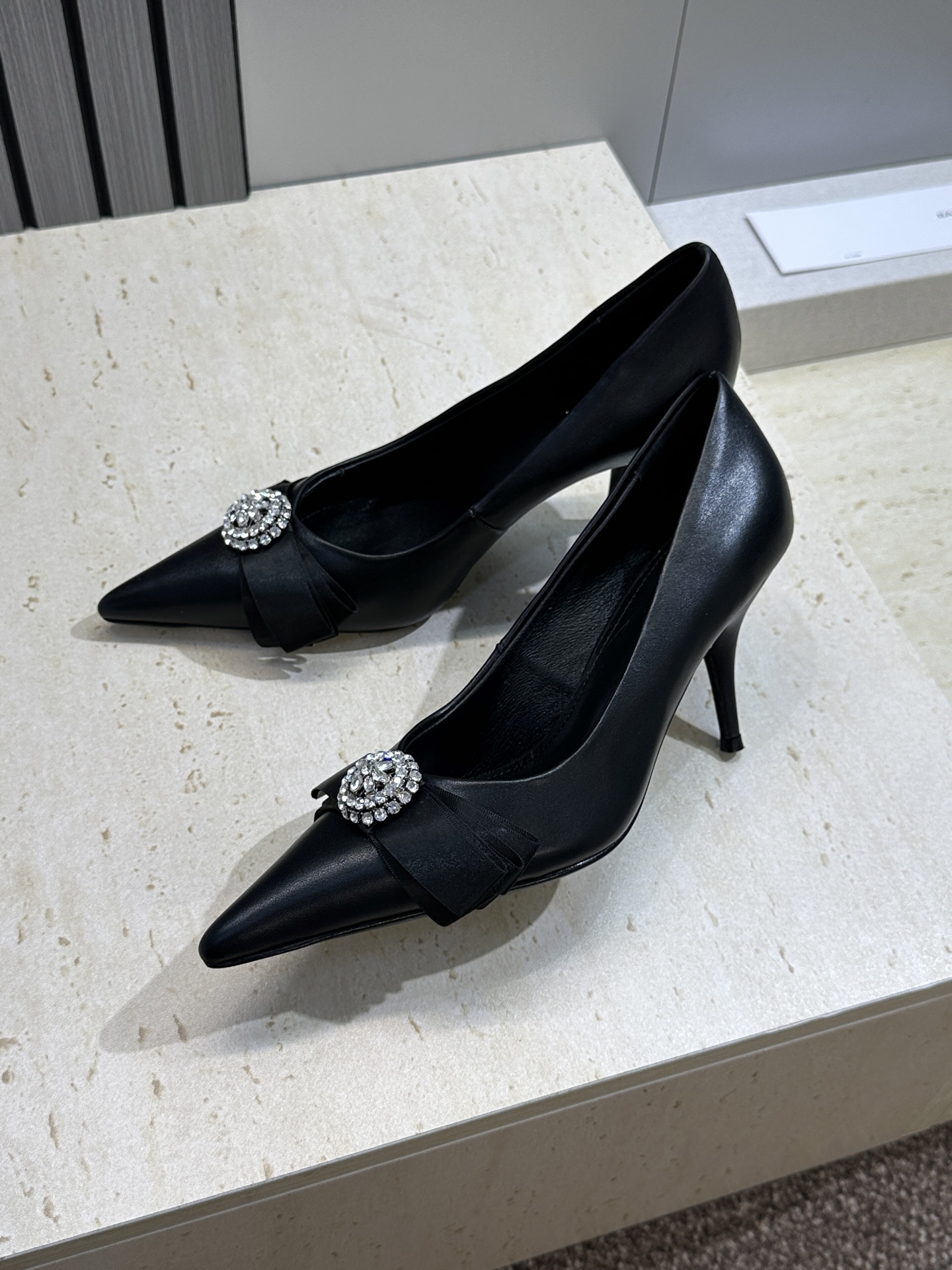 Balenciaga 2026春夏新款尖头高跟蝴蝶鞋女鞋 巴黎世家字母logo水钻五金扣气质女单鞋材质: