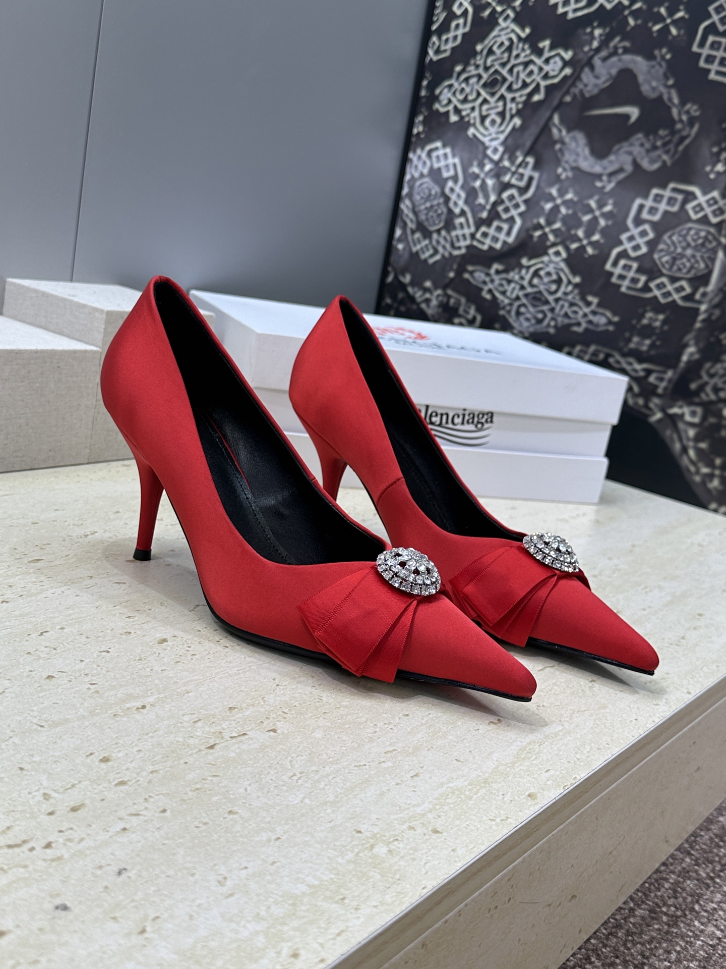 Balenciaga 2026春夏新款尖头高跟蝴蝶鞋女鞋 巴黎世家字母logo水钻五金扣气质女单鞋材质:
