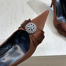 Balenciaga 2026春夏新款尖头高跟蝴蝶鞋女鞋 巴黎世家字母logo水钻五金扣气质女单鞋材质: Balenciaga 2026春夏新款尖头高跟蝴蝶鞋女鞋 巴黎世家字母logo水钻五金扣气质女单鞋材质: