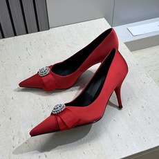Balenciaga 2026春夏新款尖头高跟蝴蝶鞋女鞋 巴黎世家字母logo水钻五金扣气质女单鞋材质: Balenciaga 2026春夏新款尖头高跟蝴蝶鞋女鞋 巴黎世家字母logo水钻五金扣气质女单鞋材质: