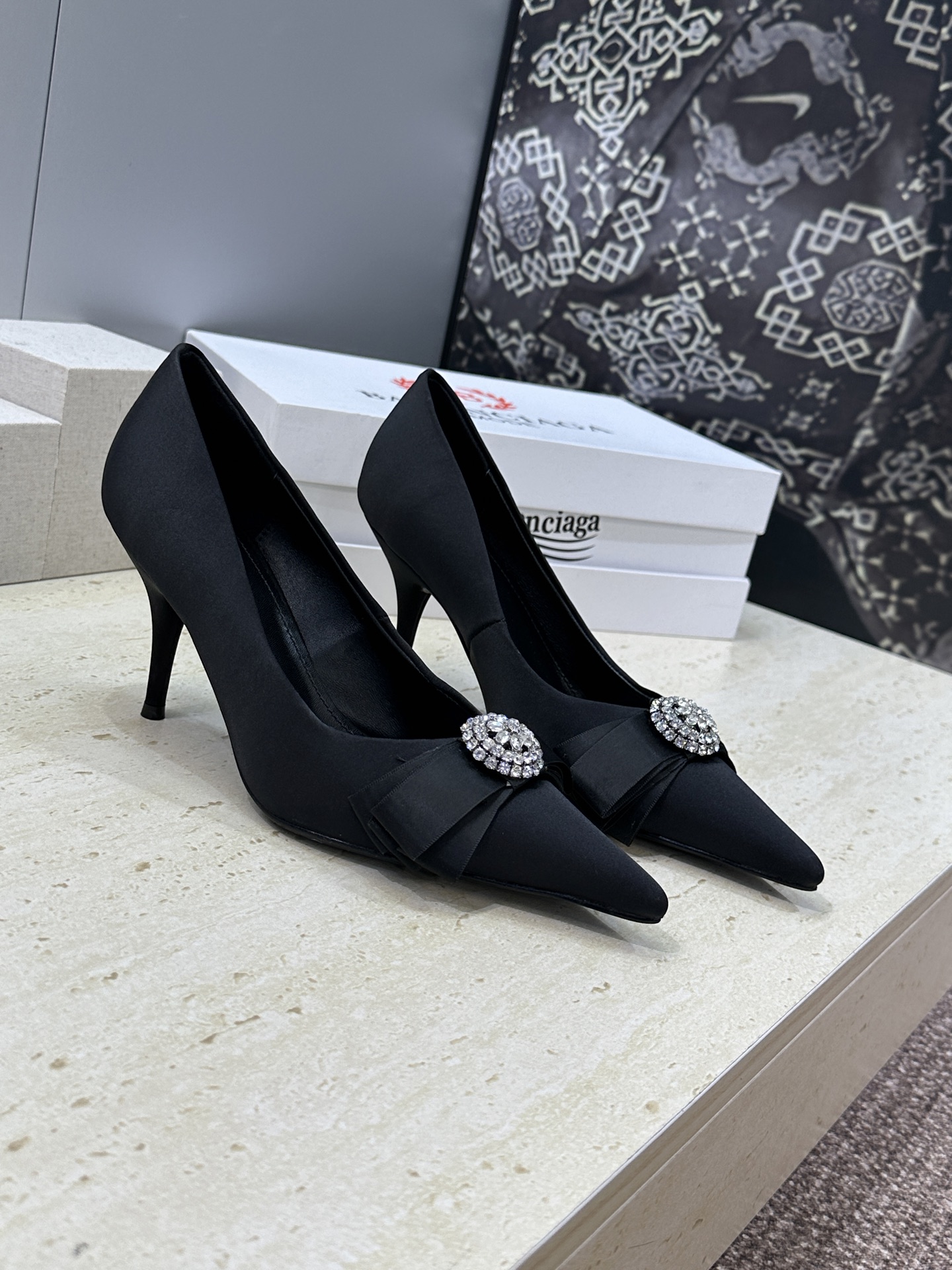 Balenciaga 2026春夏新款尖头高跟蝴蝶鞋女鞋 巴黎世家字母logo水钻五金扣气质女单鞋材质: