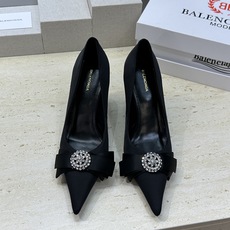 Balenciaga 2026春夏新款尖头高跟蝴蝶鞋女鞋 巴黎世家字母logo水钻五金扣气质女单鞋材质: Balenciaga 2026春夏新款尖头高跟蝴蝶鞋女鞋 巴黎世家字母logo水钻五金扣气质女单鞋材质: