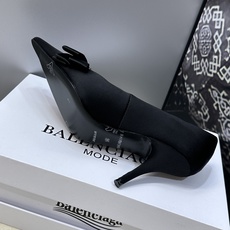 Balenciaga 2026春夏新款尖头高跟蝴蝶鞋女鞋 巴黎世家字母logo水钻五金扣气质女单鞋材质: Balenciaga 2026春夏新款尖头高跟蝴蝶鞋女鞋 巴黎世家字母logo水钻五金扣气质女单鞋材质: