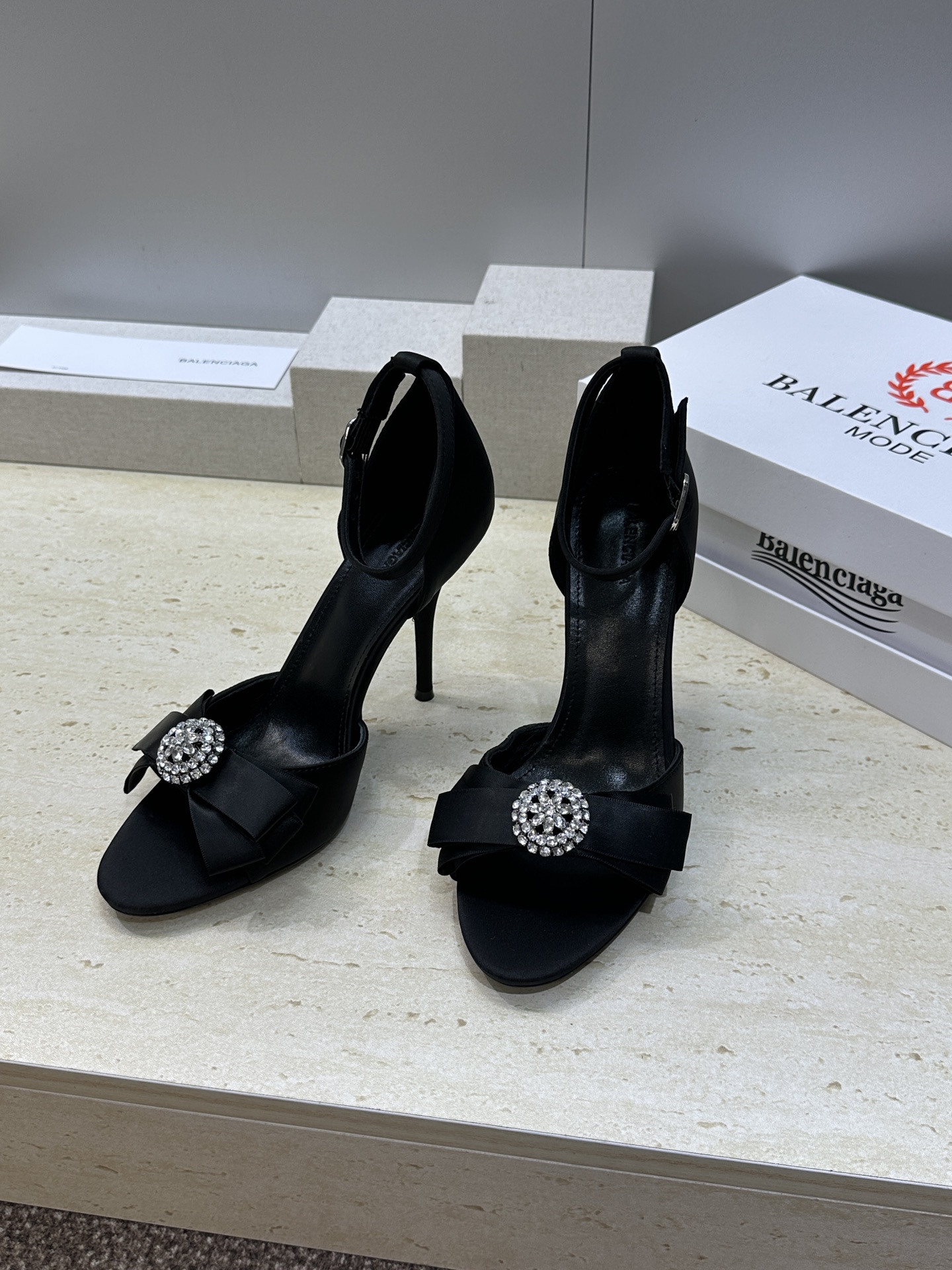 Balenciaga 2026春夏新款高跟圆蝴蝶鞋女鞋 巴黎世家字母logo水钻五金扣露趾中空气质凉鞋材 Balenciaga 2026春夏新款高跟圆蝴蝶鞋女鞋 巴黎世家字母logo水钻五金扣露趾中空气质凉鞋材