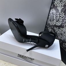 Balenciaga 2026春夏新款高跟圆蝴蝶鞋女鞋 巴黎世家字母logo水钻五金扣露趾中空气质凉鞋材 Balenciaga 2026春夏新款高跟圆蝴蝶鞋女鞋 巴黎世家字母logo水钻五金扣露趾中空气质凉鞋材