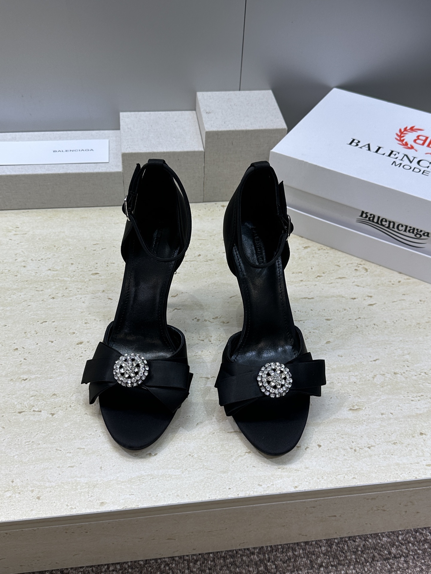 Balenciaga 2026春夏新款高跟圆蝴蝶鞋女鞋 巴黎世家字母logo水钻五金扣露趾中空气质凉鞋材 Balenciaga 2026春夏新款高跟圆蝴蝶鞋女鞋 巴黎世家字母logo水钻五金扣露趾中空气质凉鞋材