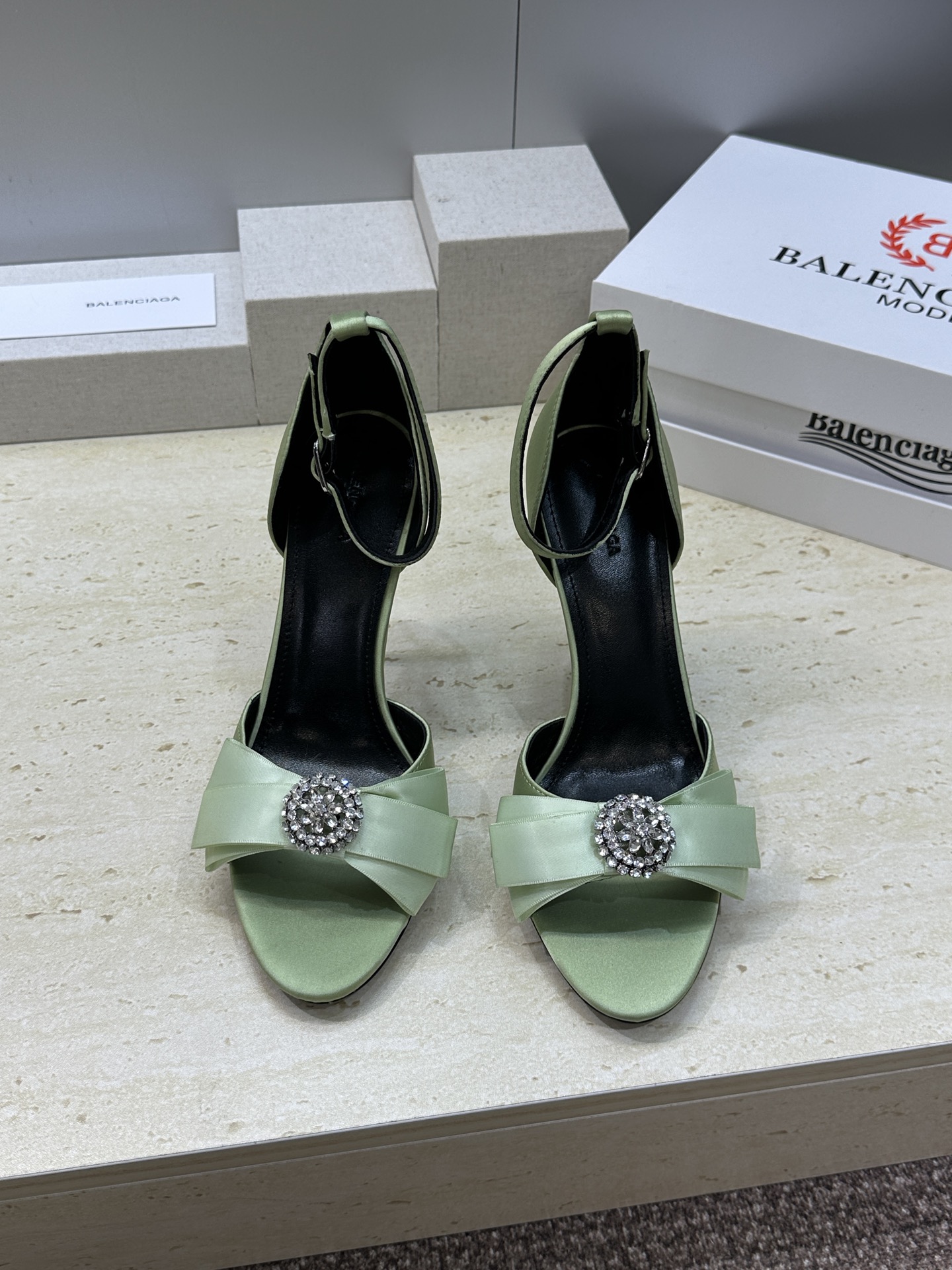 Balenciaga 2026春夏新款高跟圆蝴蝶鞋女鞋 巴黎世家字母logo水钻五金扣露趾中空气质凉鞋材 Balenciaga 2026春夏新款高跟圆蝴蝶鞋女鞋 巴黎世家字母logo水钻五金扣露趾中空气质凉鞋材