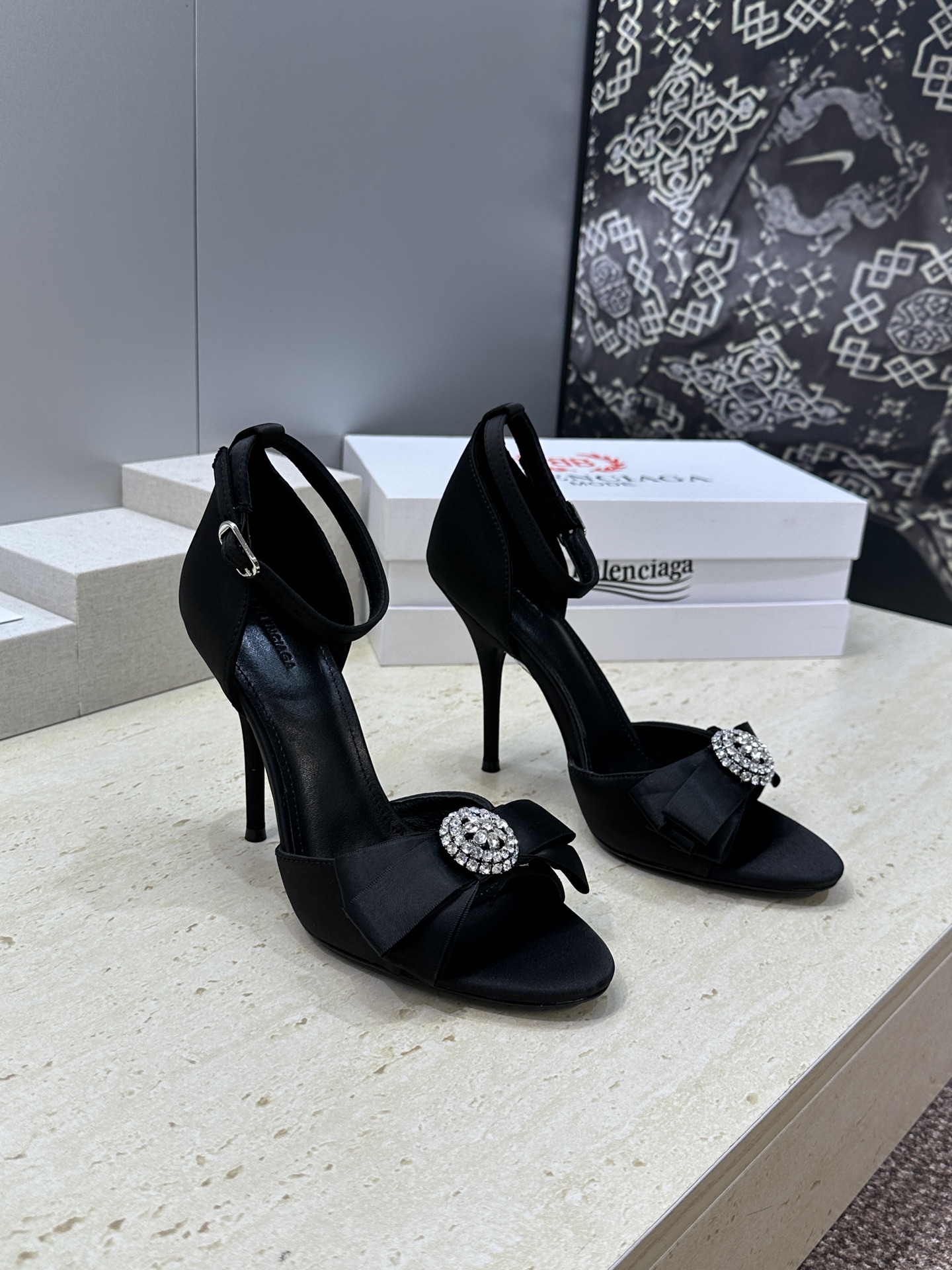 Balenciaga 2026春夏新款高跟圆蝴蝶鞋女鞋 巴黎世家字母logo水钻五金扣露趾中空气质凉鞋材