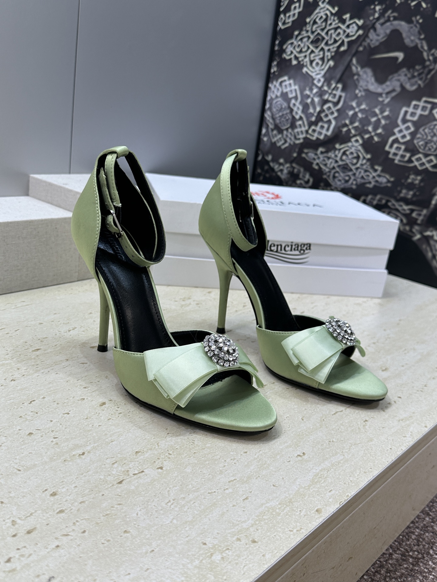 Balenciaga 2026春夏新款高跟圆蝴蝶鞋女鞋 巴黎世家字母logo水钻五金扣露趾中空气质凉鞋材