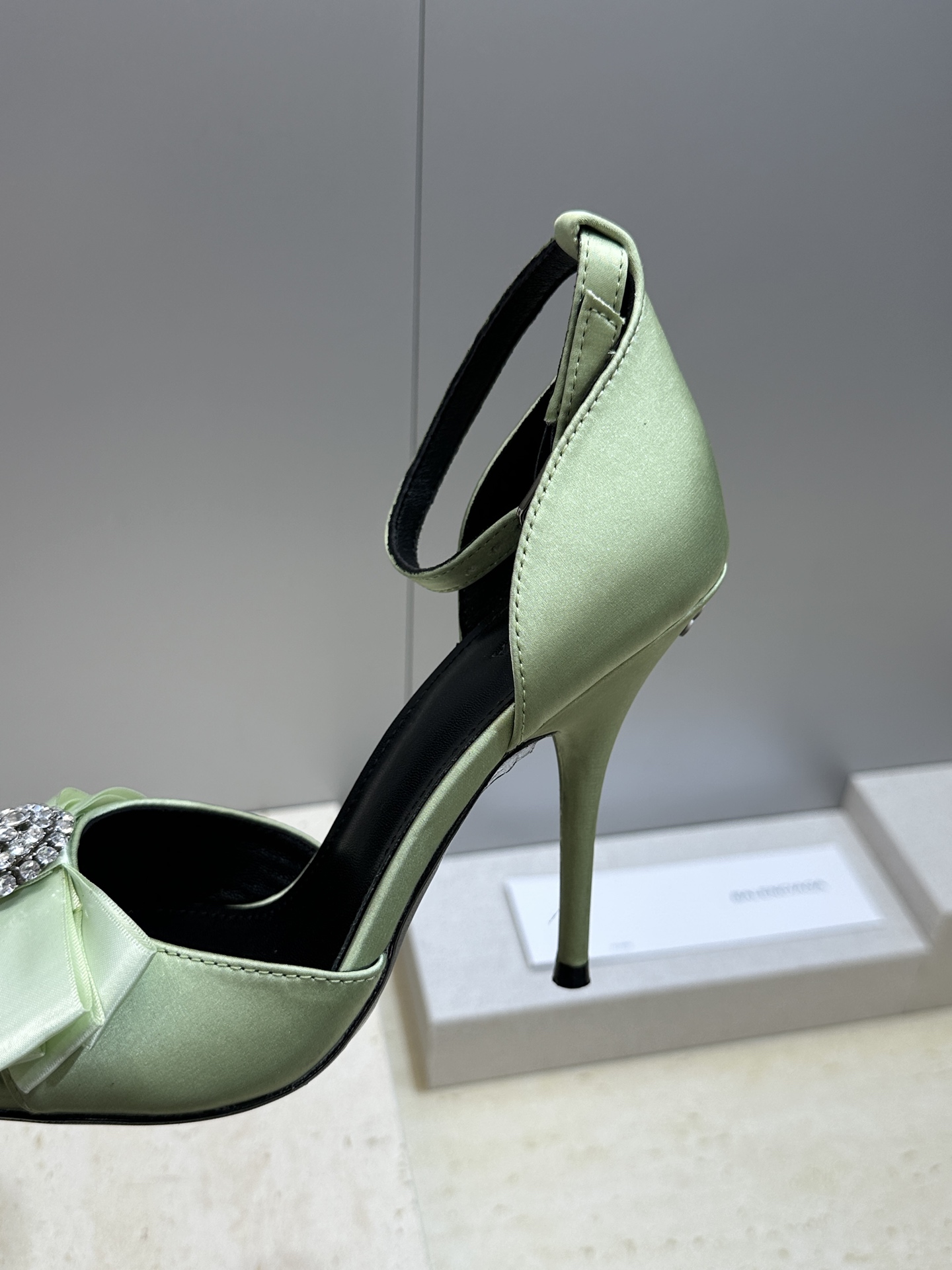Balenciaga 2026春夏新款高跟圆蝴蝶鞋女鞋 巴黎世家字母logo水钻五金扣露趾中空气质凉鞋材 Balenciaga 2026春夏新款高跟圆蝴蝶鞋女鞋 巴黎世家字母logo水钻五金扣露趾中空气质凉鞋材