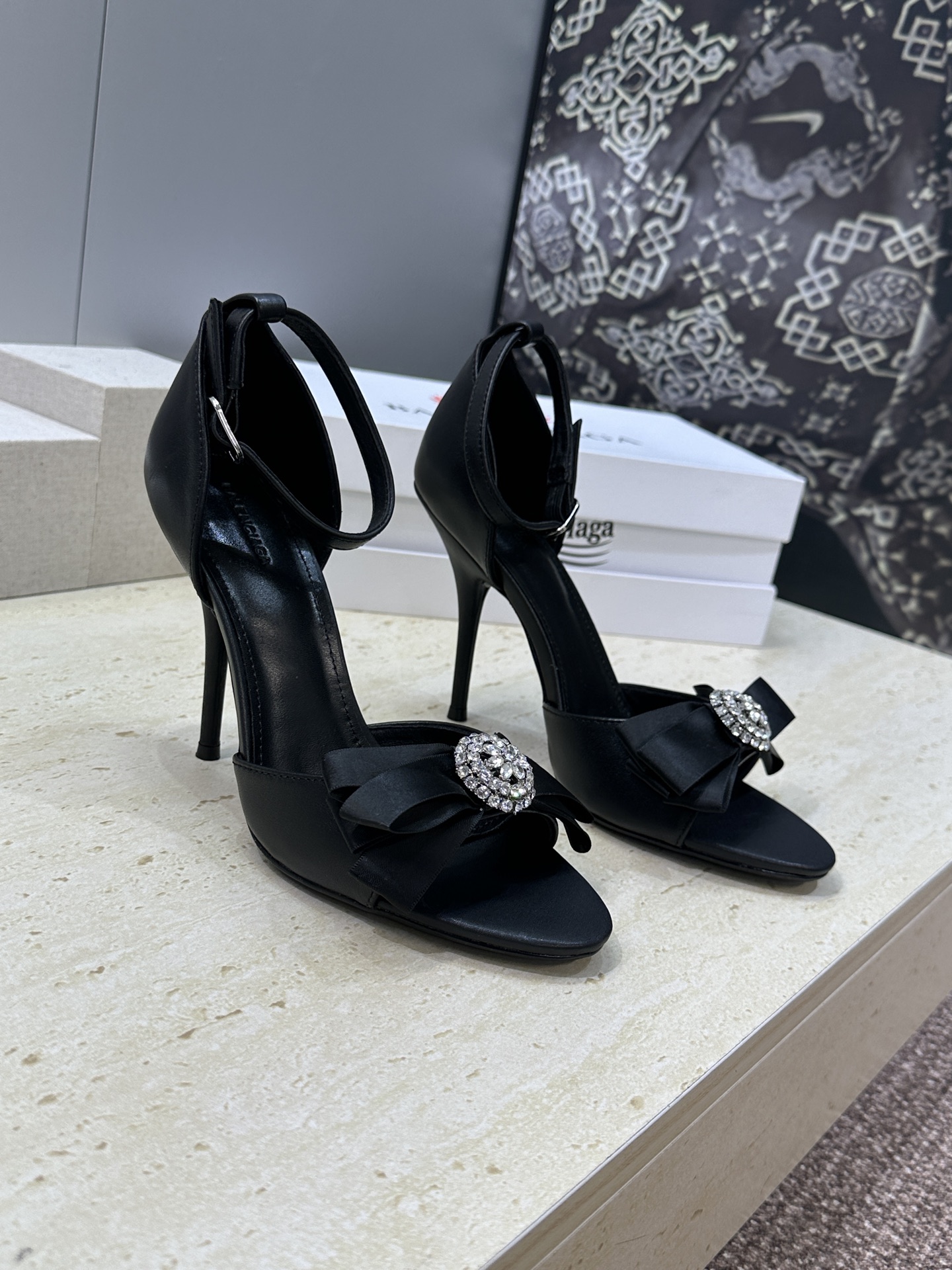 Balenciaga 2026春夏新款高跟圆蝴蝶鞋女鞋 巴黎世家字母logo水钻五金扣露趾中空气质凉鞋材