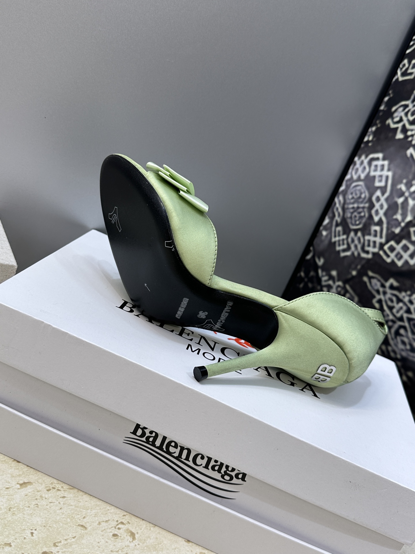 Balenciaga 2026春夏新款高跟圆蝴蝶鞋女鞋 巴黎世家字母logo水钻五金扣露趾中空气质凉鞋材 Balenciaga 2026春夏新款高跟圆蝴蝶鞋女鞋 巴黎世家字母logo水钻五金扣露趾中空气质凉鞋材