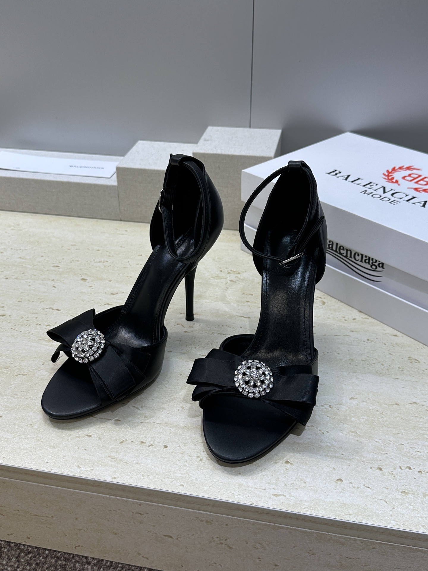 Balenciaga 2026春夏新款高跟圆蝴蝶鞋女鞋 巴黎世家字母logo水钻五金扣露趾中空气质凉鞋材 Balenciaga 2026春夏新款高跟圆蝴蝶鞋女鞋 巴黎世家字母logo水钻五金扣露趾中空气质凉鞋材