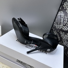 Balenciaga 2026春夏新款高跟圆蝴蝶鞋女鞋 巴黎世家字母logo水钻五金扣露趾中空气质凉鞋材 Balenciaga 2026春夏新款高跟圆蝴蝶鞋女鞋 巴黎世家字母logo水钻五金扣露趾中空气质凉鞋材