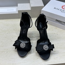 Balenciaga 2026春夏新款高跟圆蝴蝶鞋女鞋 巴黎世家字母logo水钻五金扣露趾中空气质凉鞋材 Balenciaga 2026春夏新款高跟圆蝴蝶鞋女鞋 巴黎世家字母logo水钻五金扣露趾中空气质凉鞋材