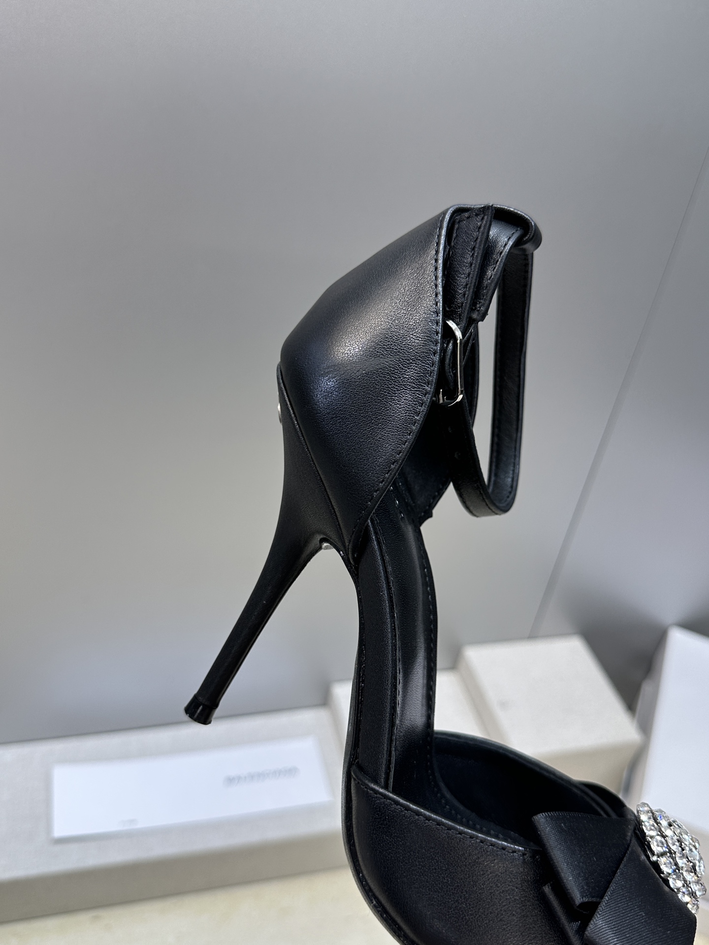 Balenciaga 2026春夏新款高跟圆蝴蝶鞋女鞋 巴黎世家字母logo水钻五金扣露趾中空气质凉鞋材 Balenciaga 2026春夏新款高跟圆蝴蝶鞋女鞋 巴黎世家字母logo水钻五金扣露趾中空气质凉鞋材
