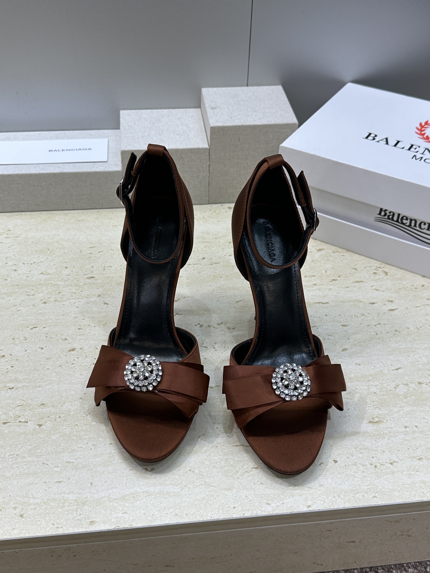 Balenciaga 2026春夏新款高跟圆蝴蝶鞋女鞋 巴黎世家字母logo水钻五金扣露趾中空气质凉鞋材 Balenciaga 2026春夏新款高跟圆蝴蝶鞋女鞋 巴黎世家字母logo水钻五金扣露趾中空气质凉鞋材