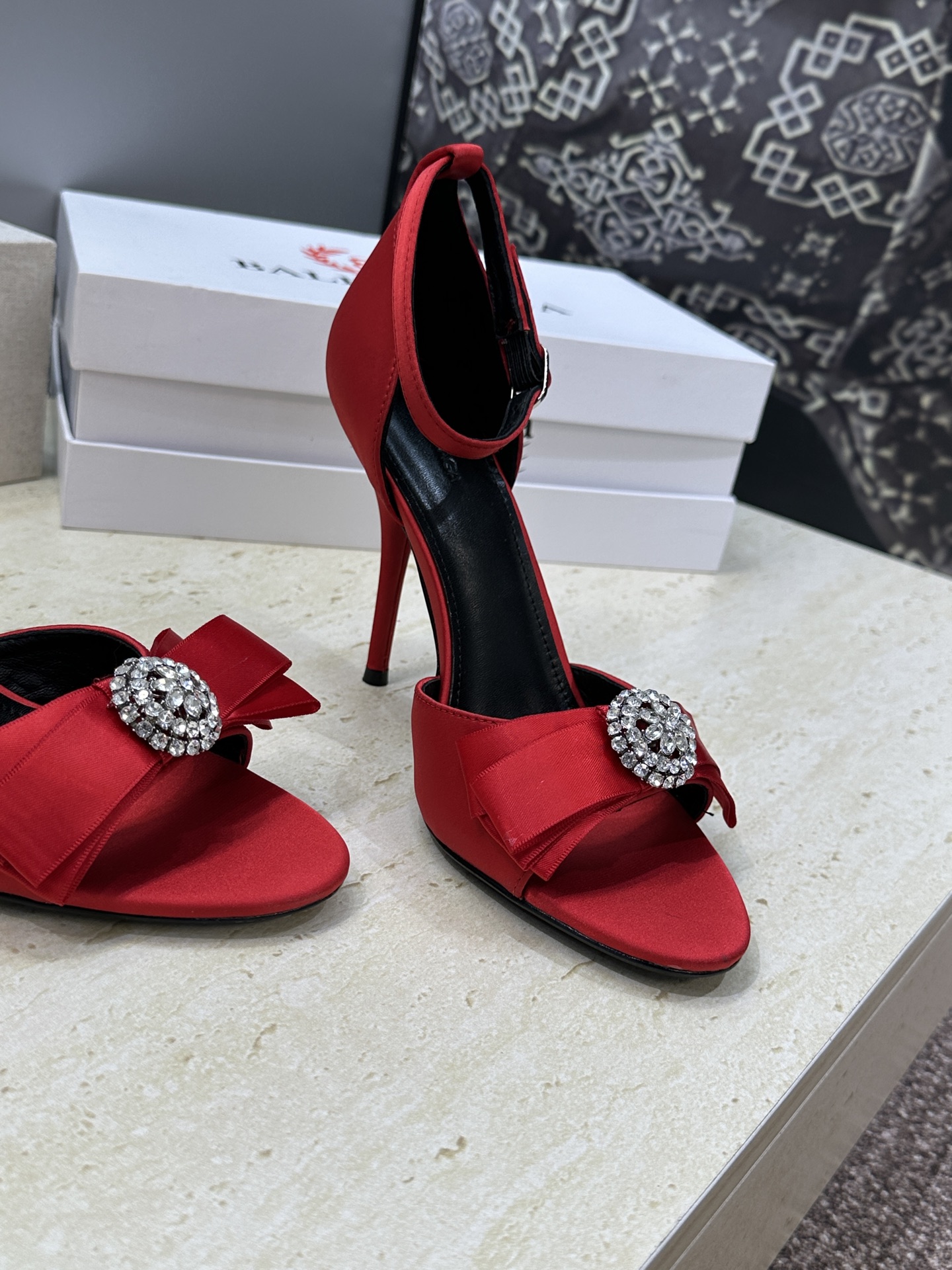 Balenciaga 2026春夏新款高跟圆蝴蝶鞋女鞋 巴黎世家字母logo水钻五金扣露趾中空气质凉鞋材