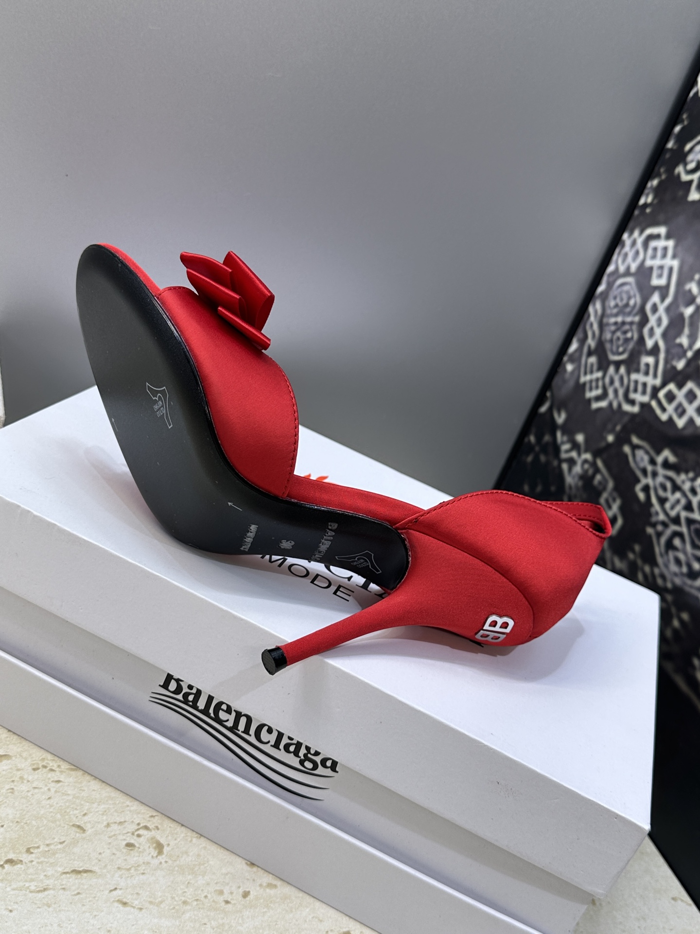 Balenciaga 2026春夏新款高跟圆蝴蝶鞋女鞋 巴黎世家字母logo水钻五金扣露趾中空气质凉鞋材