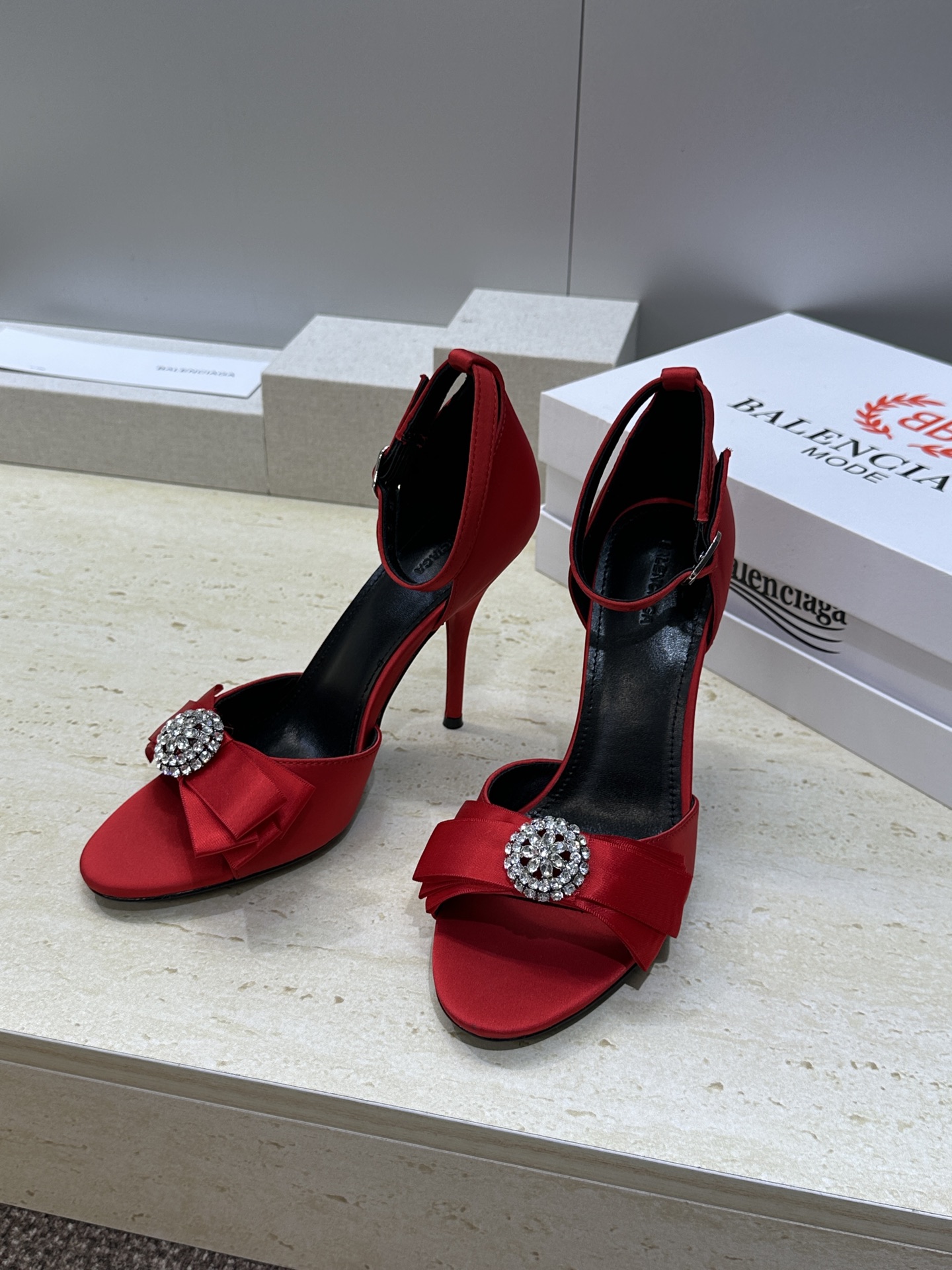 Balenciaga 2026春夏新款高跟圆蝴蝶鞋女鞋 巴黎世家字母logo水钻五金扣露趾中空气质凉鞋材
