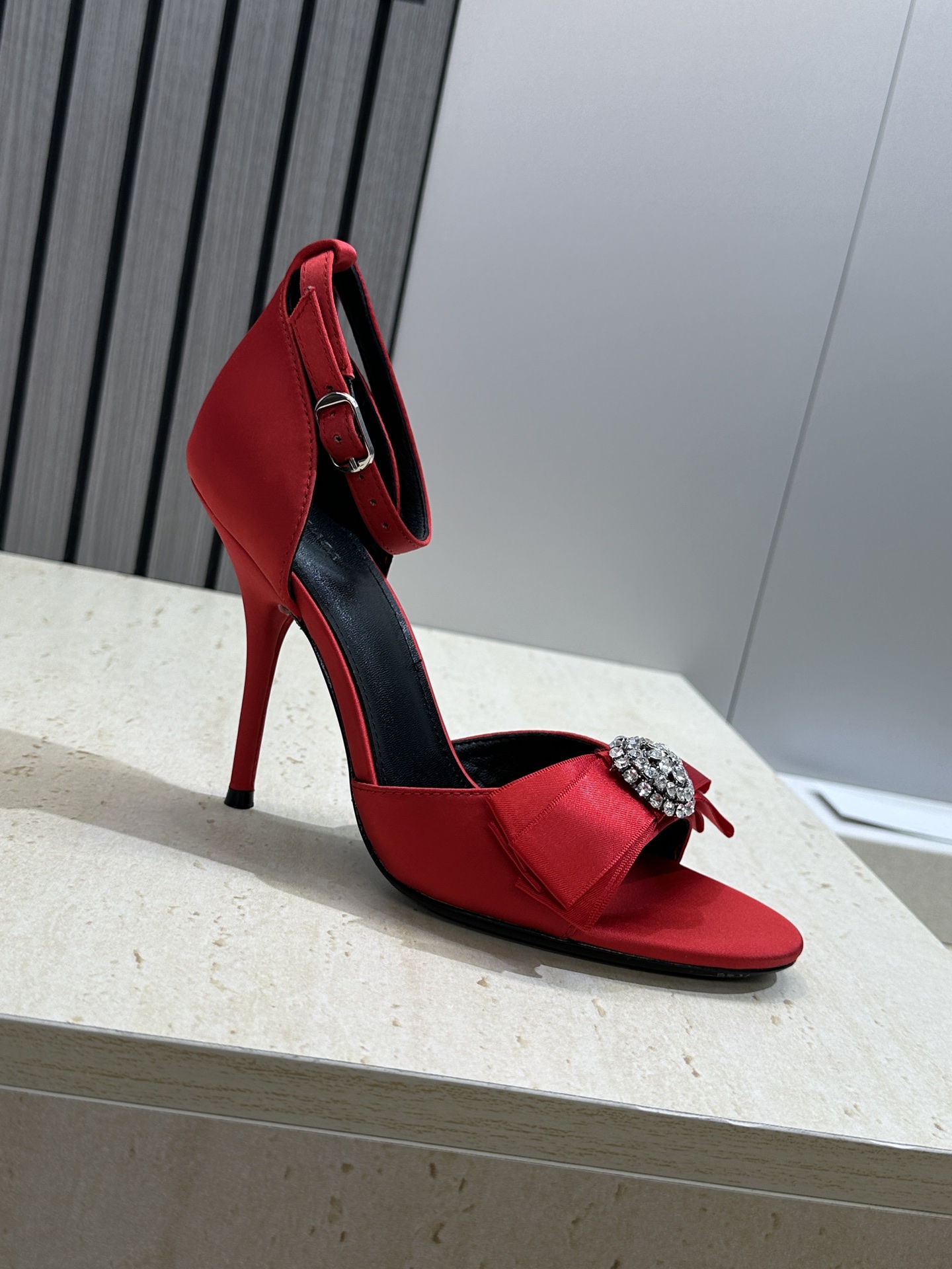 Balenciaga 2026春夏新款高跟圆蝴蝶鞋女鞋 巴黎世家字母logo水钻五金扣露趾中空气质凉鞋材