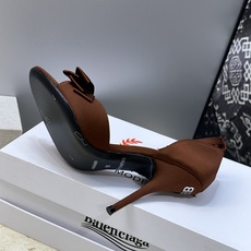 Balenciaga 2026春夏新款高跟圆蝴蝶鞋女鞋 巴黎世家字母logo水钻五金扣露趾中空气质凉鞋材 Balenciaga 2026春夏新款高跟圆蝴蝶鞋女鞋 巴黎世家字母logo水钻五金扣露趾中空气质凉鞋材