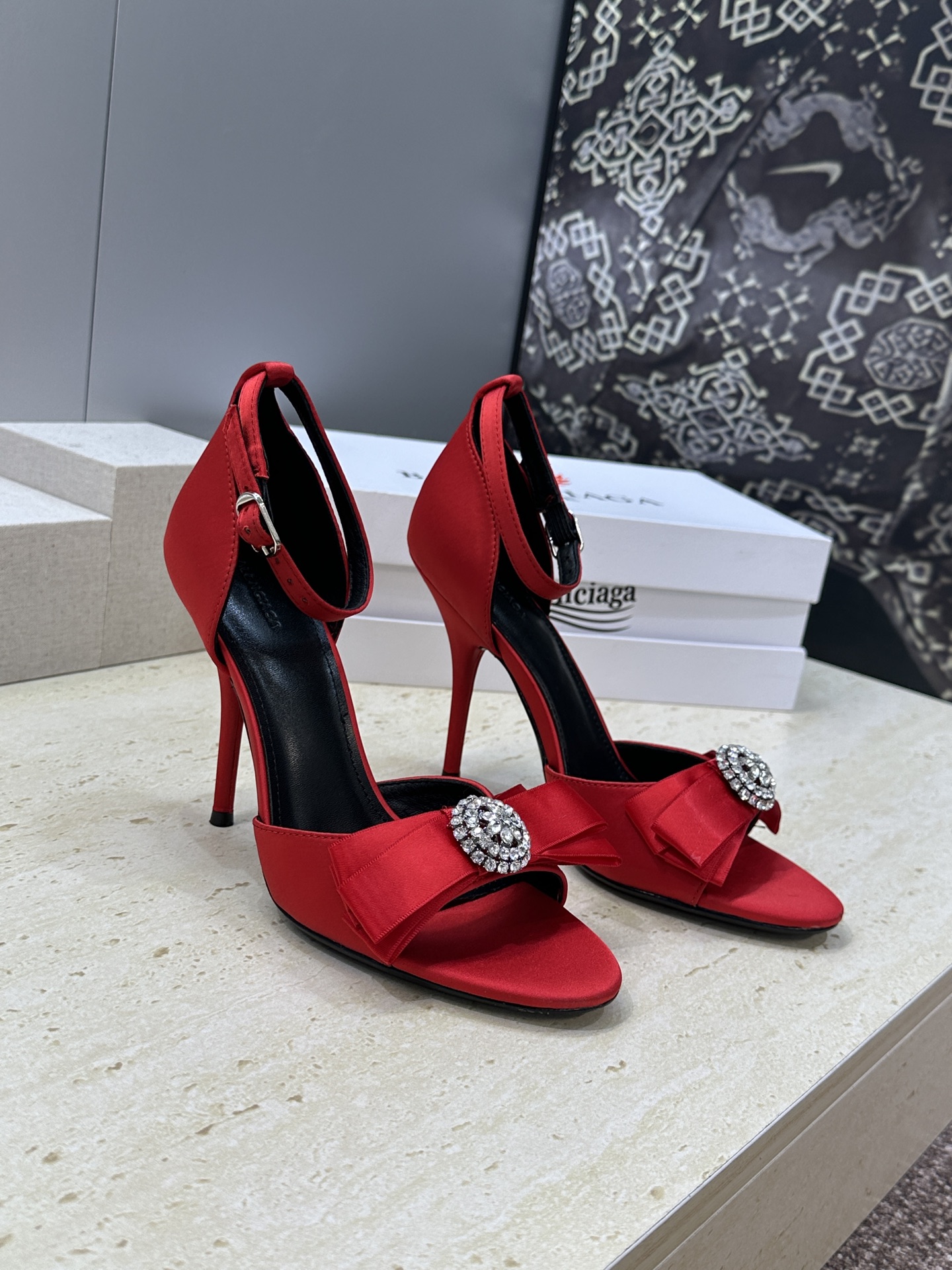 Balenciaga 2026春夏新款高跟圆蝴蝶鞋女鞋 巴黎世家字母logo水钻五金扣露趾中空气质凉鞋材