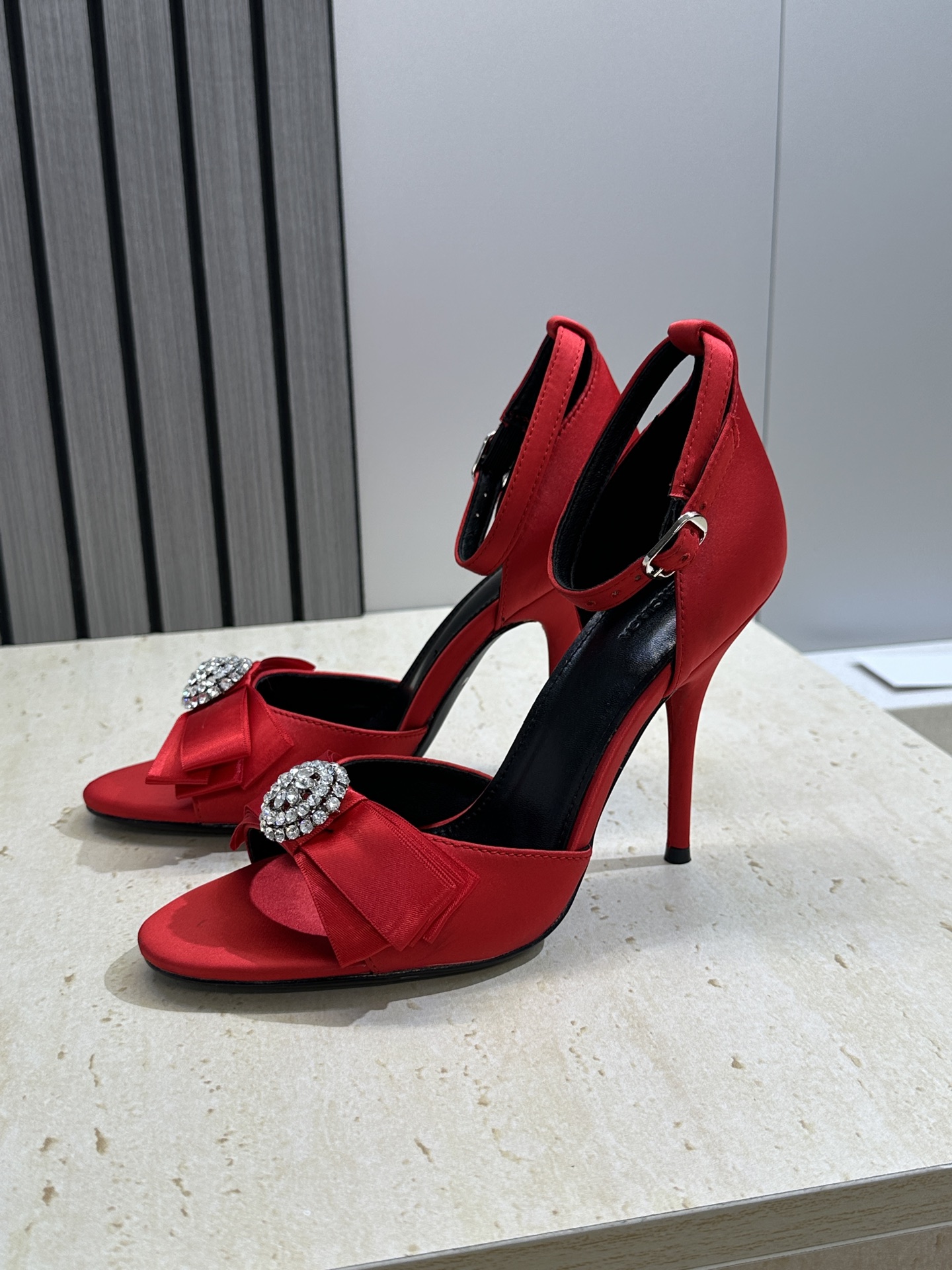 Balenciaga 2026春夏新款高跟圆蝴蝶鞋女鞋 巴黎世家字母logo水钻五金扣露趾中空气质凉鞋材