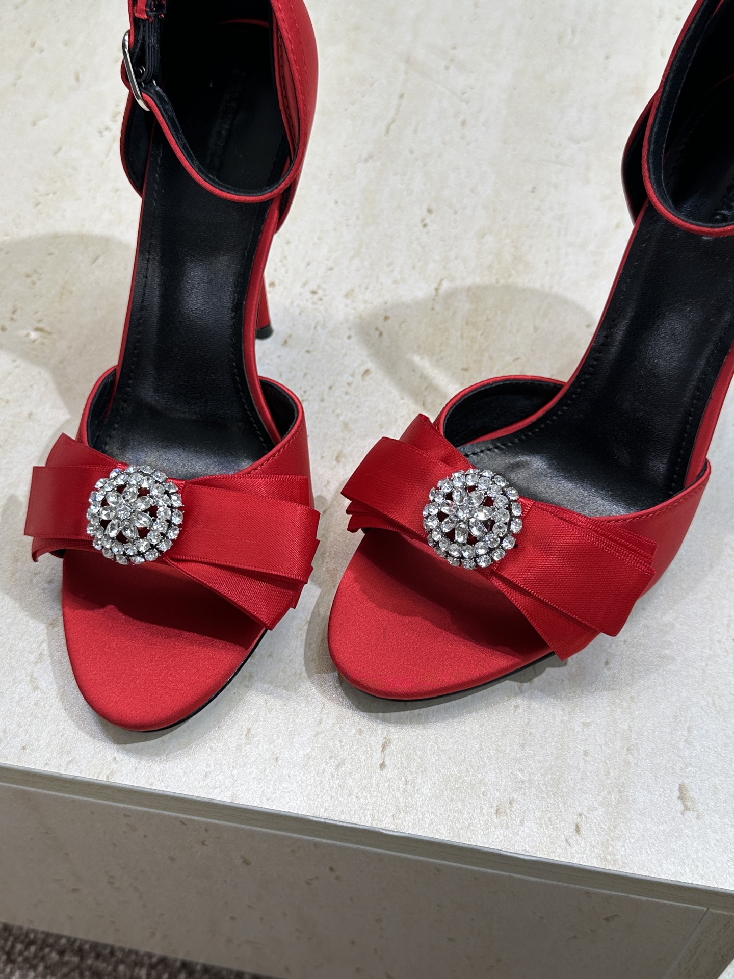 Balenciaga 2026春夏新款高跟圆蝴蝶鞋女鞋 巴黎世家字母logo水钻五金扣露趾中空气质凉鞋材
