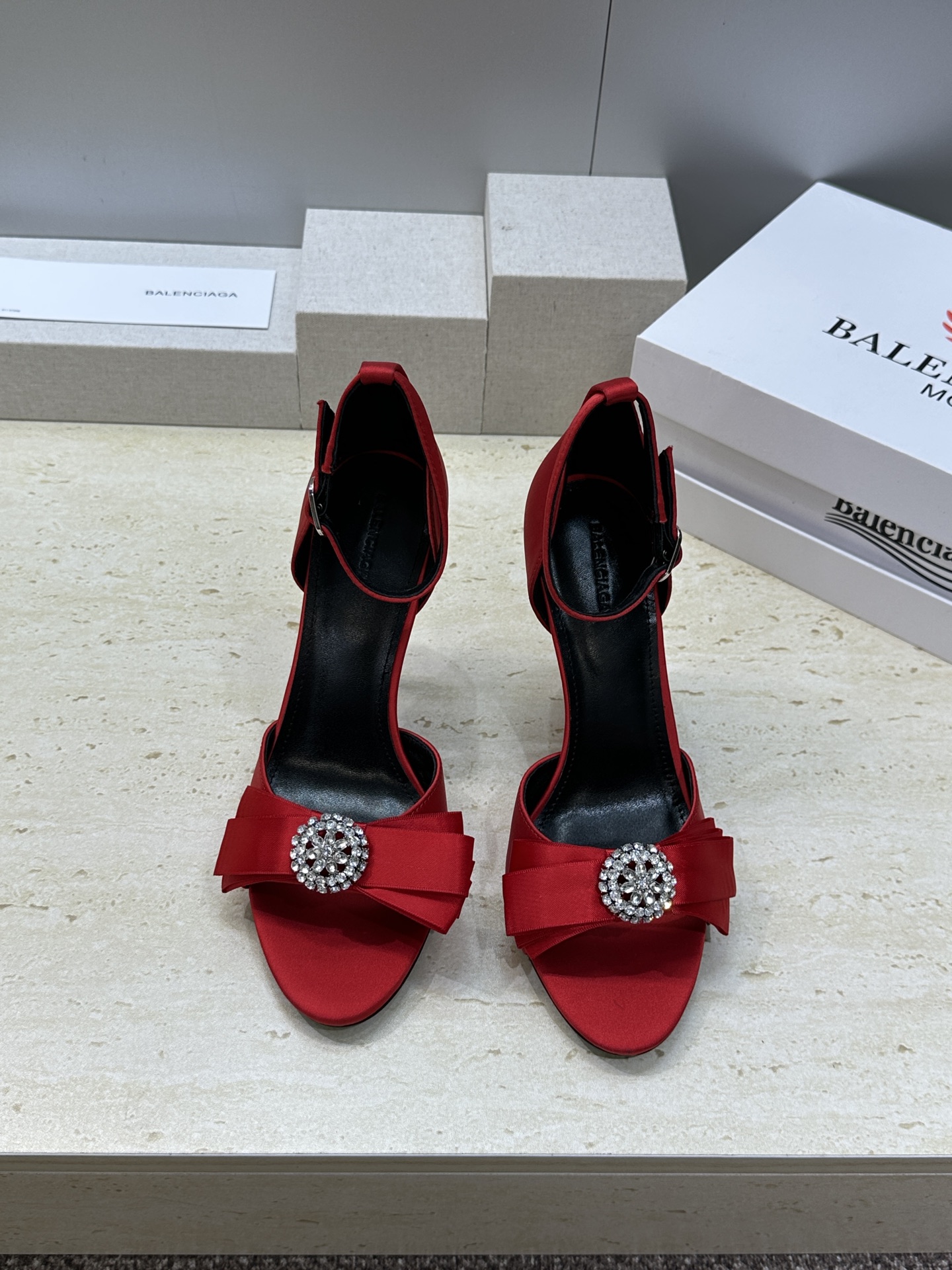 Balenciaga 2026春夏新款高跟圆蝴蝶鞋女鞋 巴黎世家字母logo水钻五金扣露趾中空气质凉鞋材