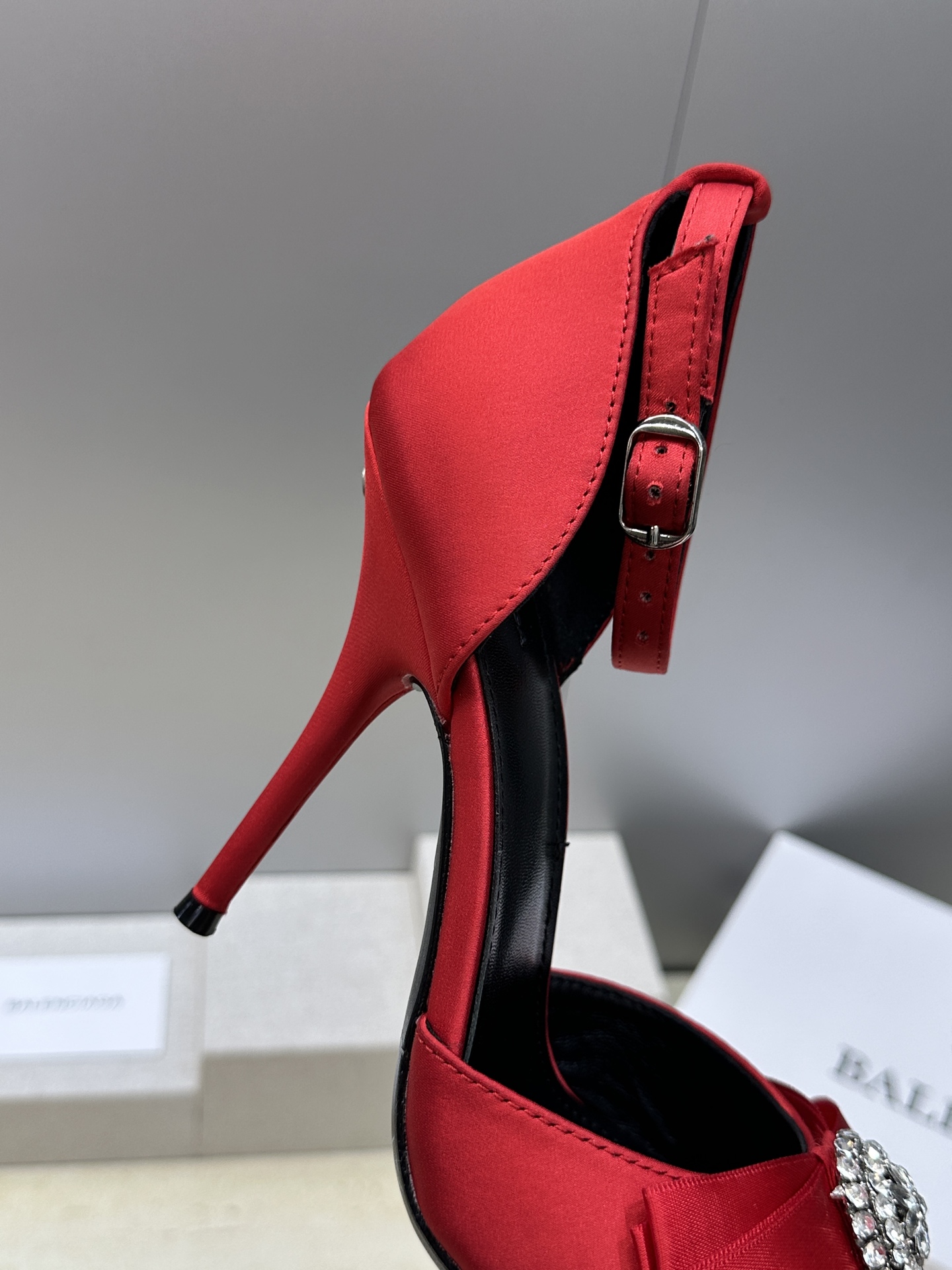 Balenciaga 2026春夏新款高跟圆蝴蝶鞋女鞋 巴黎世家字母logo水钻五金扣露趾中空气质凉鞋材