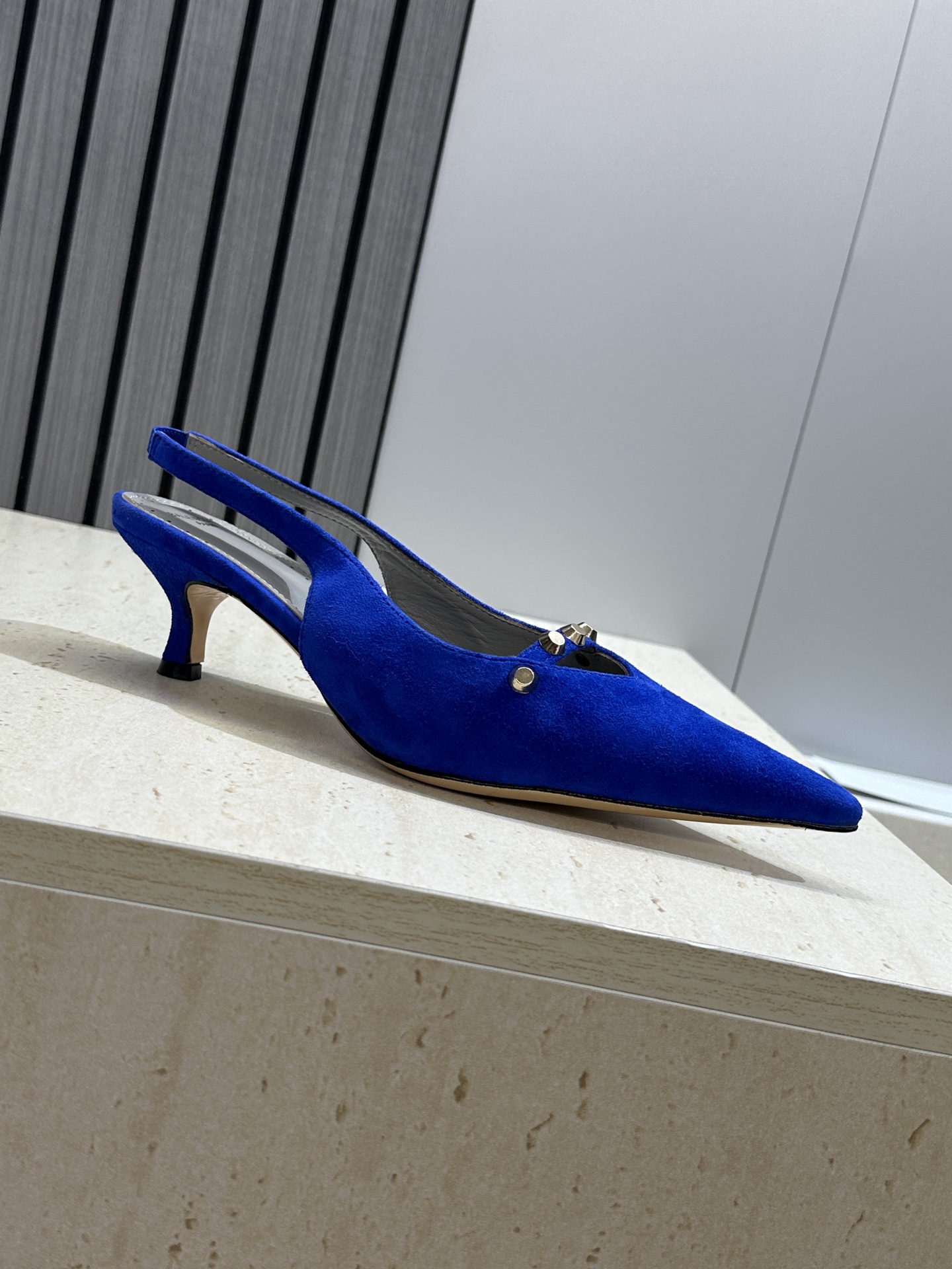 巴黎世家 Balenciaga 2026春夏新款铆钉女鞋 双B字母logo五金扣中跟尖头后空气质凉鞋鞋材 巴黎世家 Balenciaga 2026春夏新款铆钉女鞋 双B字母logo五金扣中跟尖头后空气质凉鞋鞋材