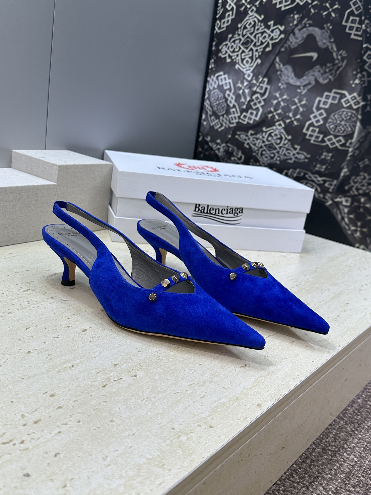 巴黎世家 Balenciaga 2026春夏新款铆钉女鞋 双B字母logo五金扣中跟尖头后空气质凉鞋鞋材