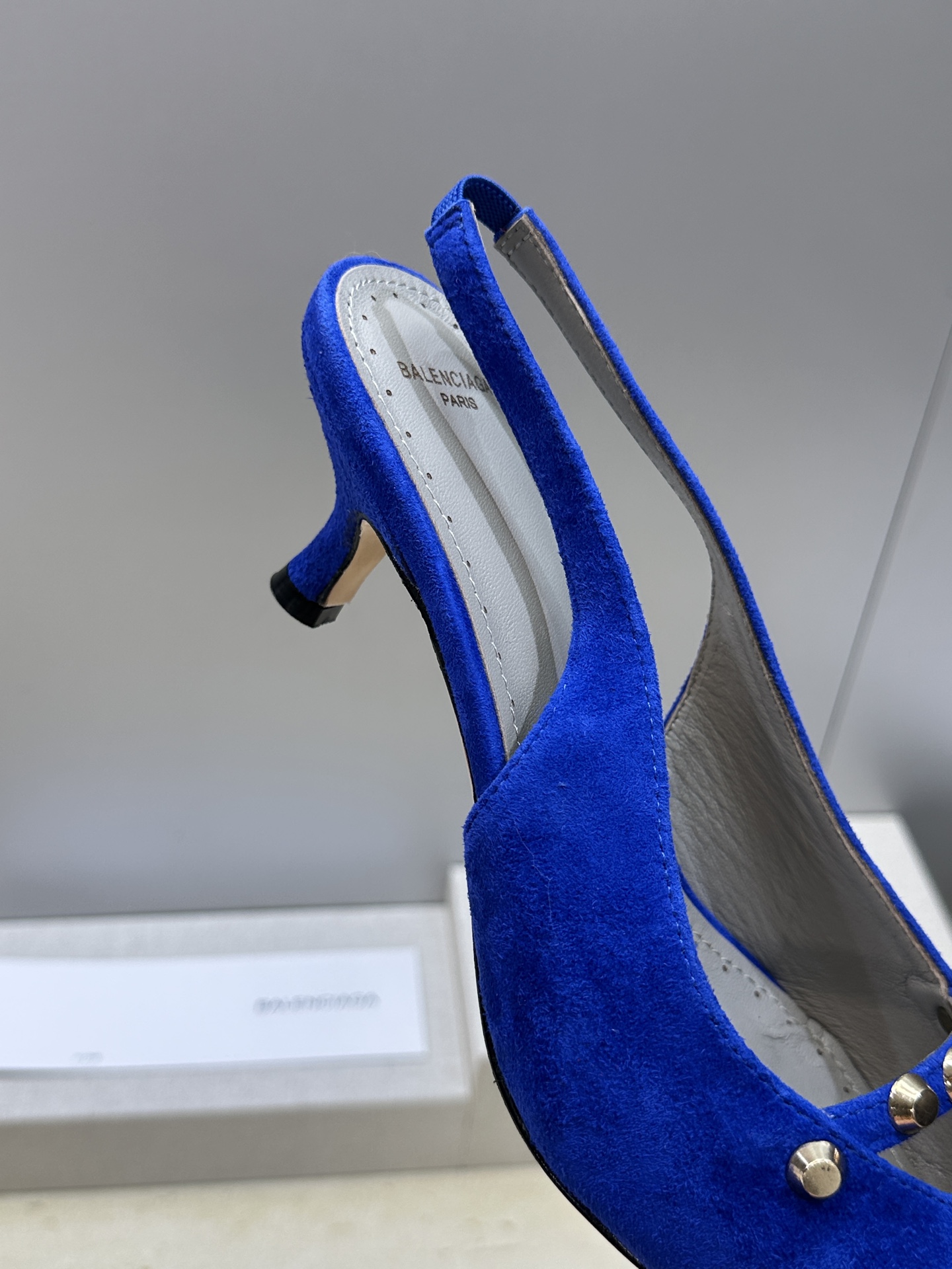 巴黎世家 Balenciaga 2026春夏新款铆钉女鞋 双B字母logo五金扣中跟尖头后空气质凉鞋鞋材 巴黎世家 Balenciaga 2026春夏新款铆钉女鞋 双B字母logo五金扣中跟尖头后空气质凉鞋鞋材