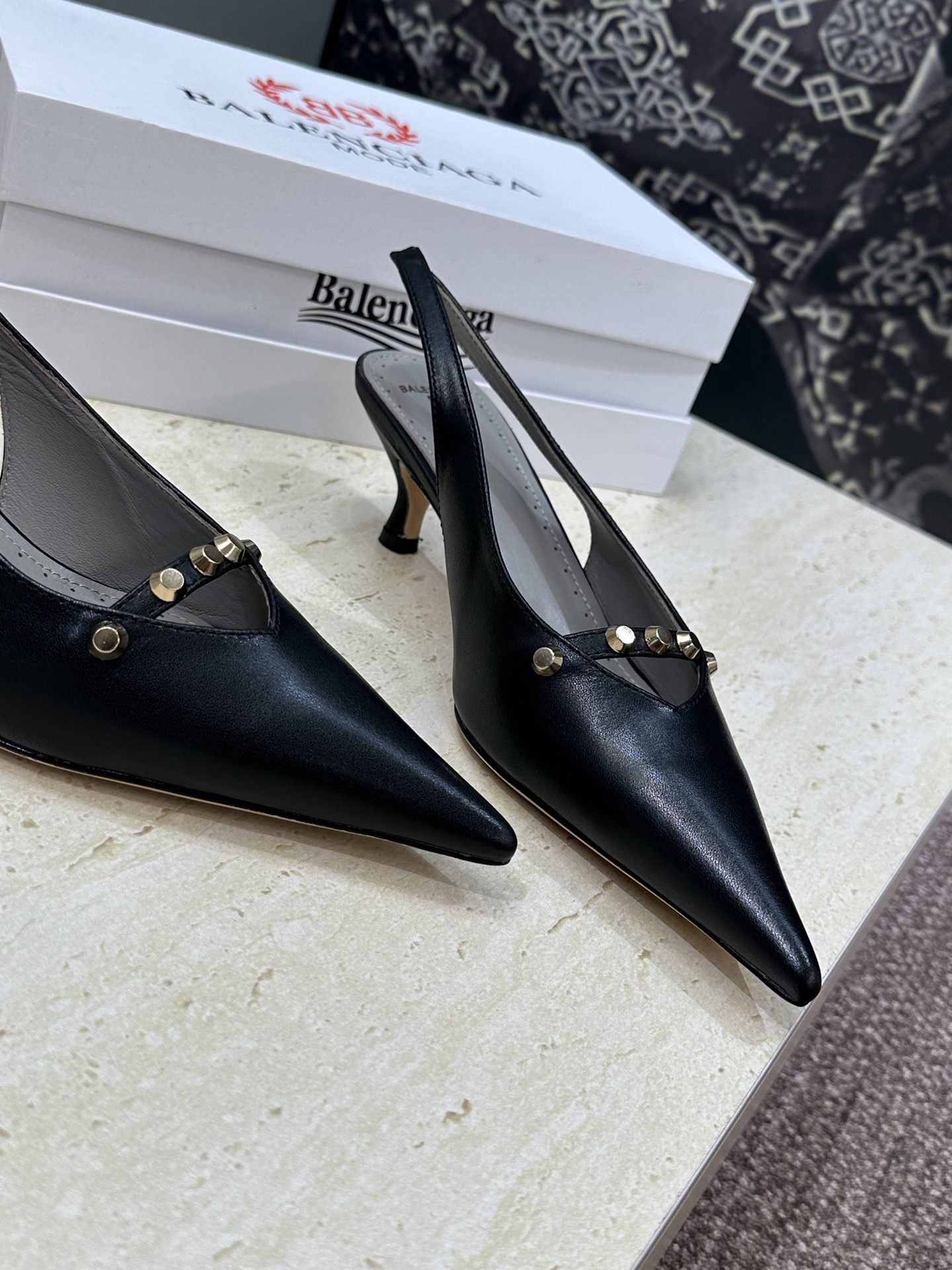 巴黎世家 Balenciaga 2026春夏新款铆钉女鞋 双B字母logo五金扣中跟尖头后空气质凉鞋鞋材 巴黎世家 Balenciaga 2026春夏新款铆钉女鞋 双B字母logo五金扣中跟尖头后空气质凉鞋鞋材