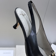 巴黎世家 Balenciaga 2026春夏新款铆钉女鞋 双B字母logo五金扣中跟尖头后空气质凉鞋鞋材 巴黎世家 Balenciaga 2026春夏新款铆钉女鞋 双B字母logo五金扣中跟尖头后空气质凉鞋鞋材