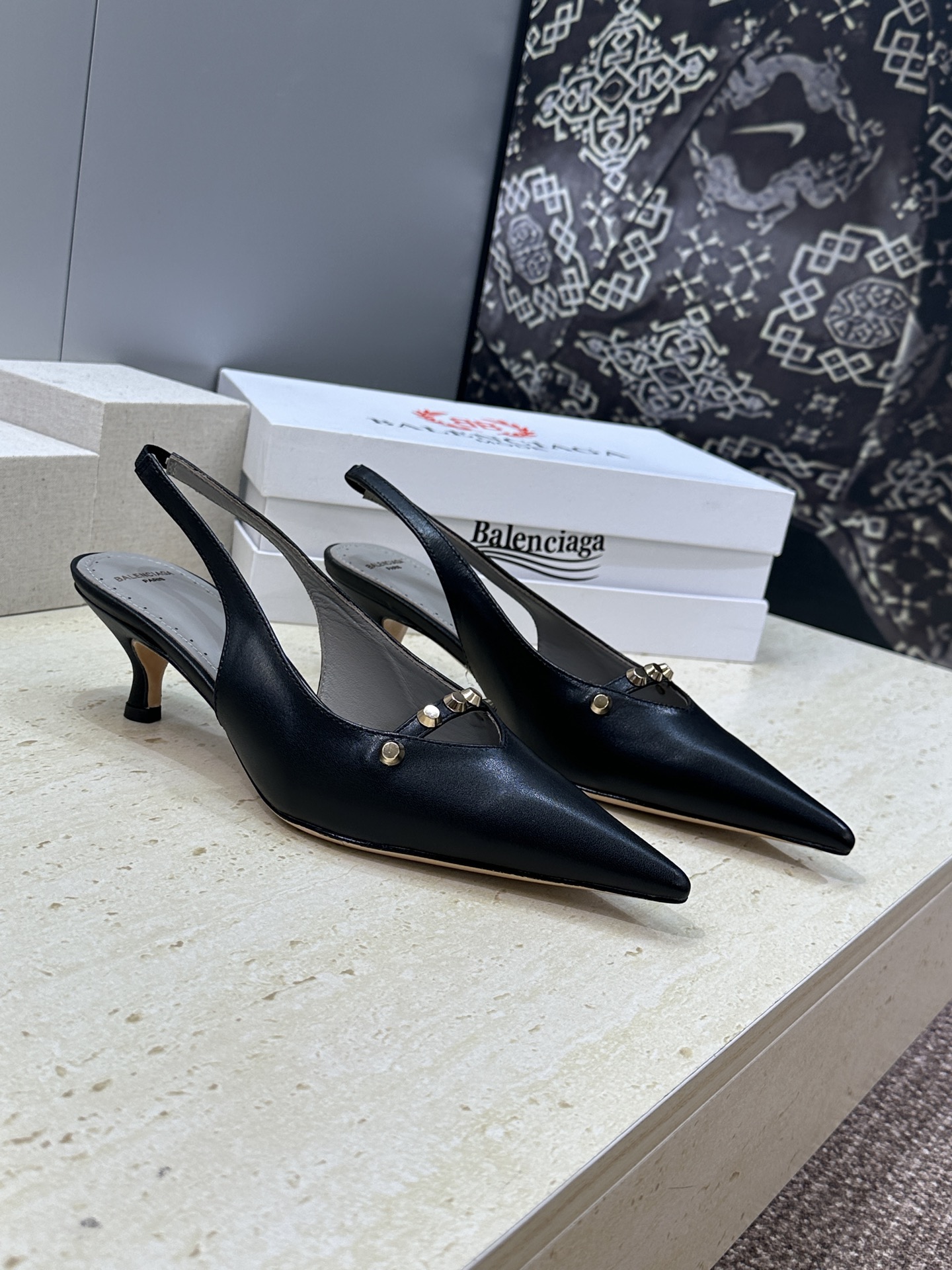 巴黎世家 Balenciaga 2026春夏新款铆钉女鞋 双B字母logo五金扣中跟尖头后空气质凉鞋鞋材