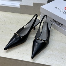 巴黎世家 Balenciaga 2026春夏新款铆钉女鞋 双B字母logo五金扣中跟尖头后空气质凉鞋鞋材 巴黎世家 Balenciaga 2026春夏新款铆钉女鞋 双B字母logo五金扣中跟尖头后空气质凉鞋鞋材