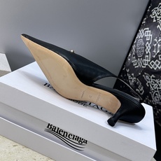 巴黎世家 Balenciaga 2026春夏新款铆钉女鞋 双B字母logo五金扣中跟尖头后空气质凉鞋鞋材 巴黎世家 Balenciaga 2026春夏新款铆钉女鞋 双B字母logo五金扣中跟尖头后空气质凉鞋鞋材