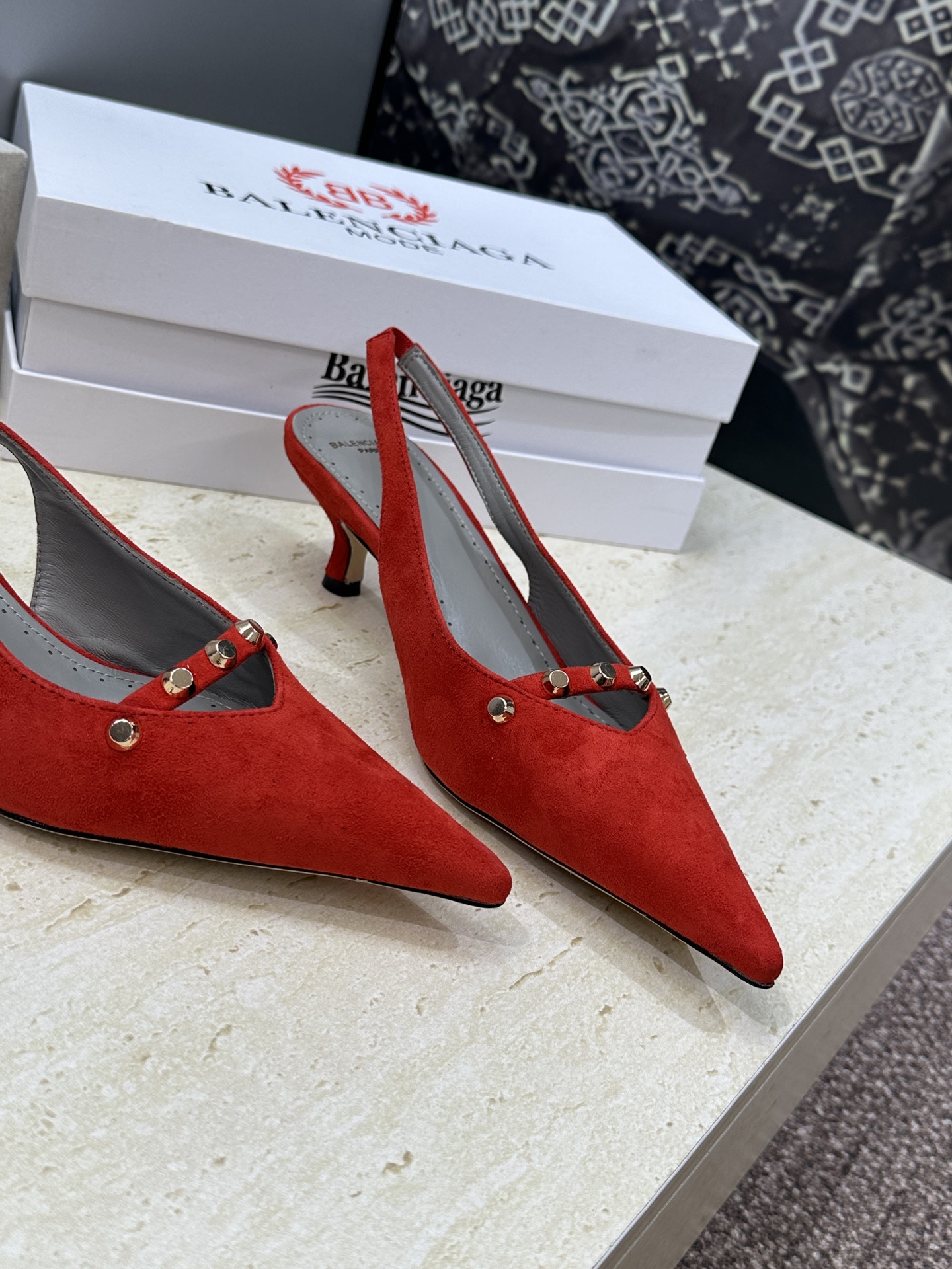 巴黎世家 Balenciaga 2026春夏新款铆钉女鞋 双B字母logo五金扣中跟尖头后空气质凉鞋鞋材 巴黎世家 Balenciaga 2026春夏新款铆钉女鞋 双B字母logo五金扣中跟尖头后空气质凉鞋鞋材