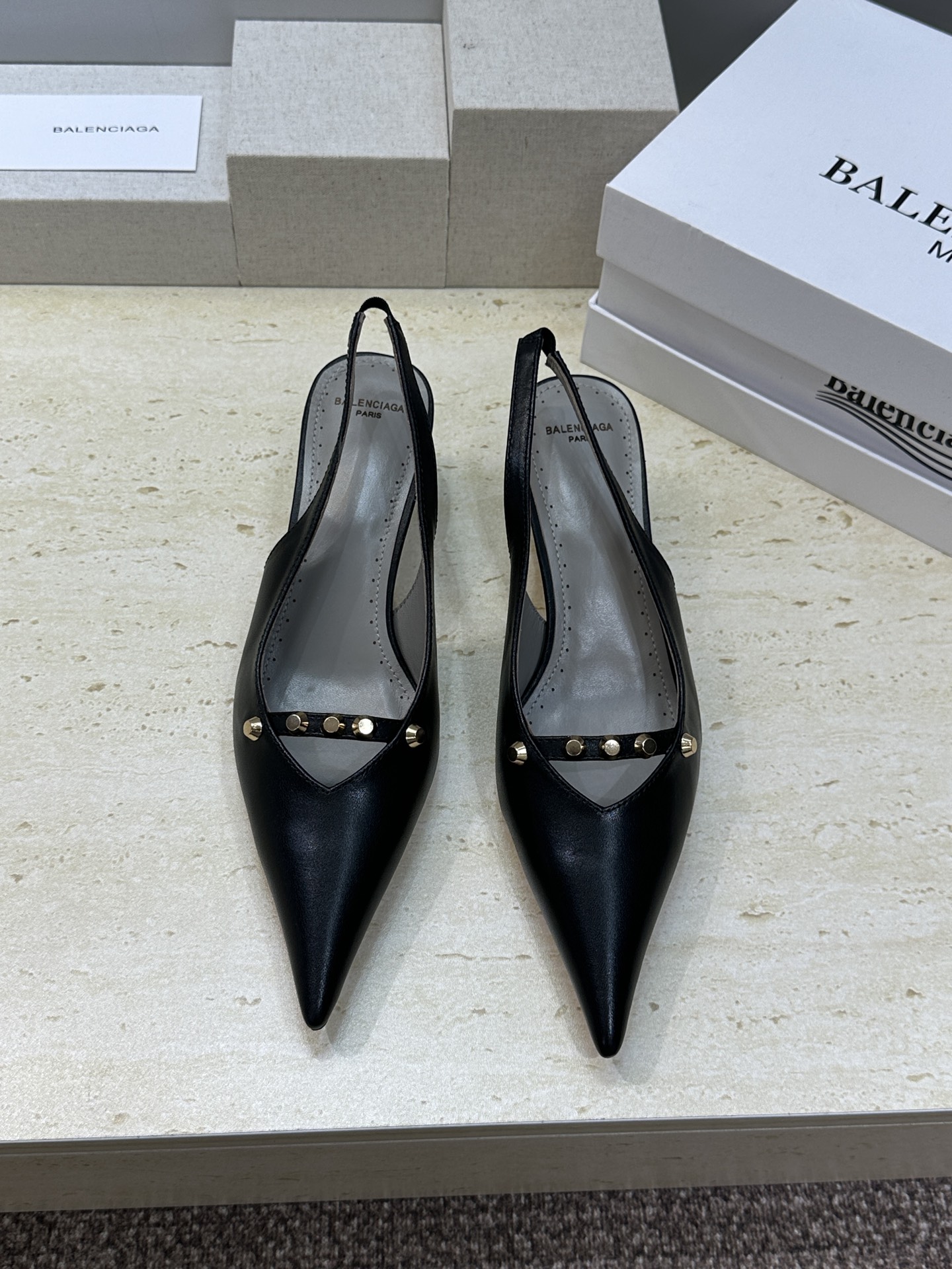 巴黎世家 Balenciaga 2026春夏新款铆钉女鞋 双B字母logo五金扣中跟尖头后空气质凉鞋鞋材 巴黎世家 Balenciaga 2026春夏新款铆钉女鞋 双B字母logo五金扣中跟尖头后空气质凉鞋鞋材