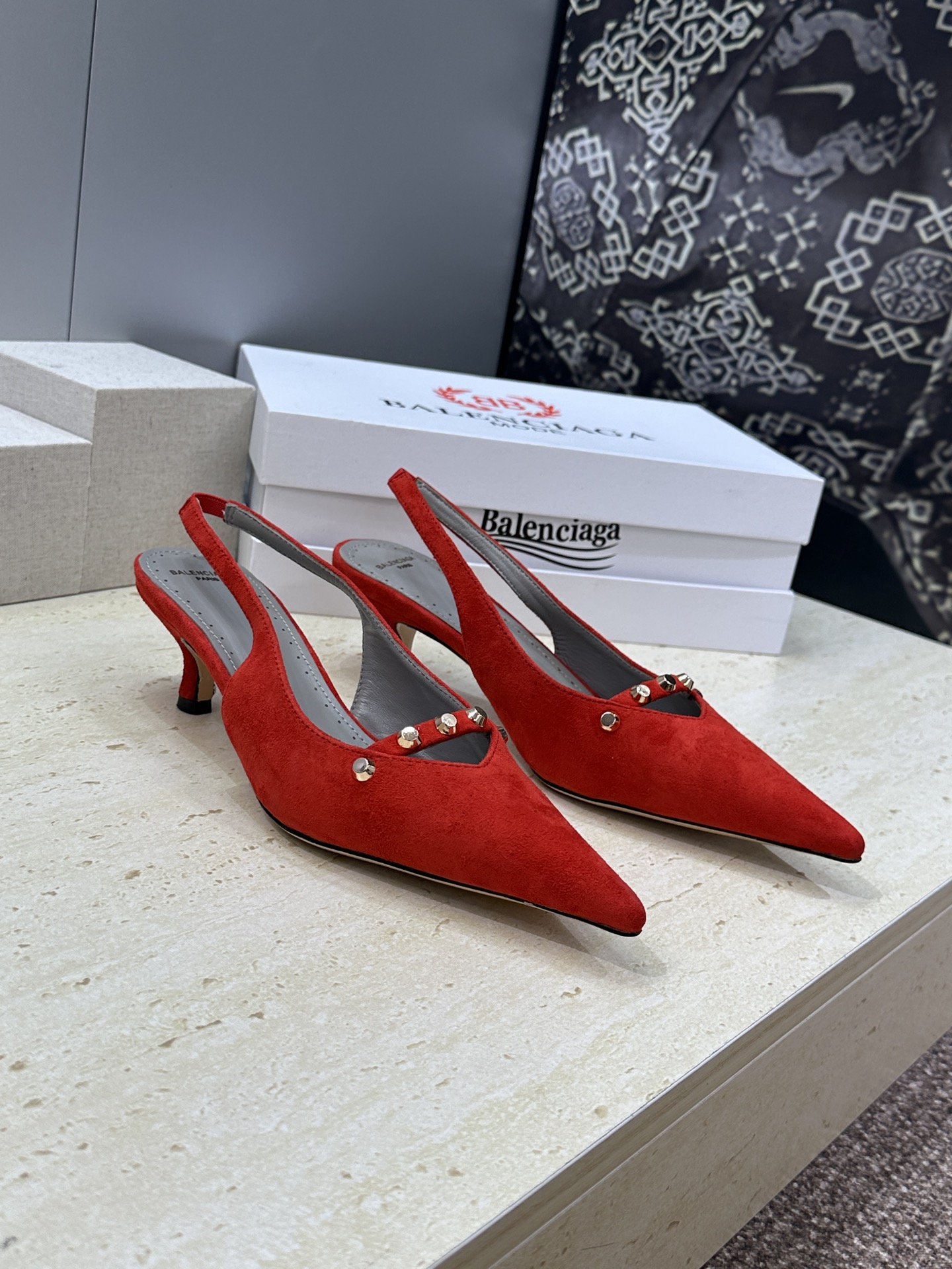 巴黎世家 Balenciaga 2026春夏新款铆钉女鞋 双B字母logo五金扣中跟尖头后空气质凉鞋鞋材