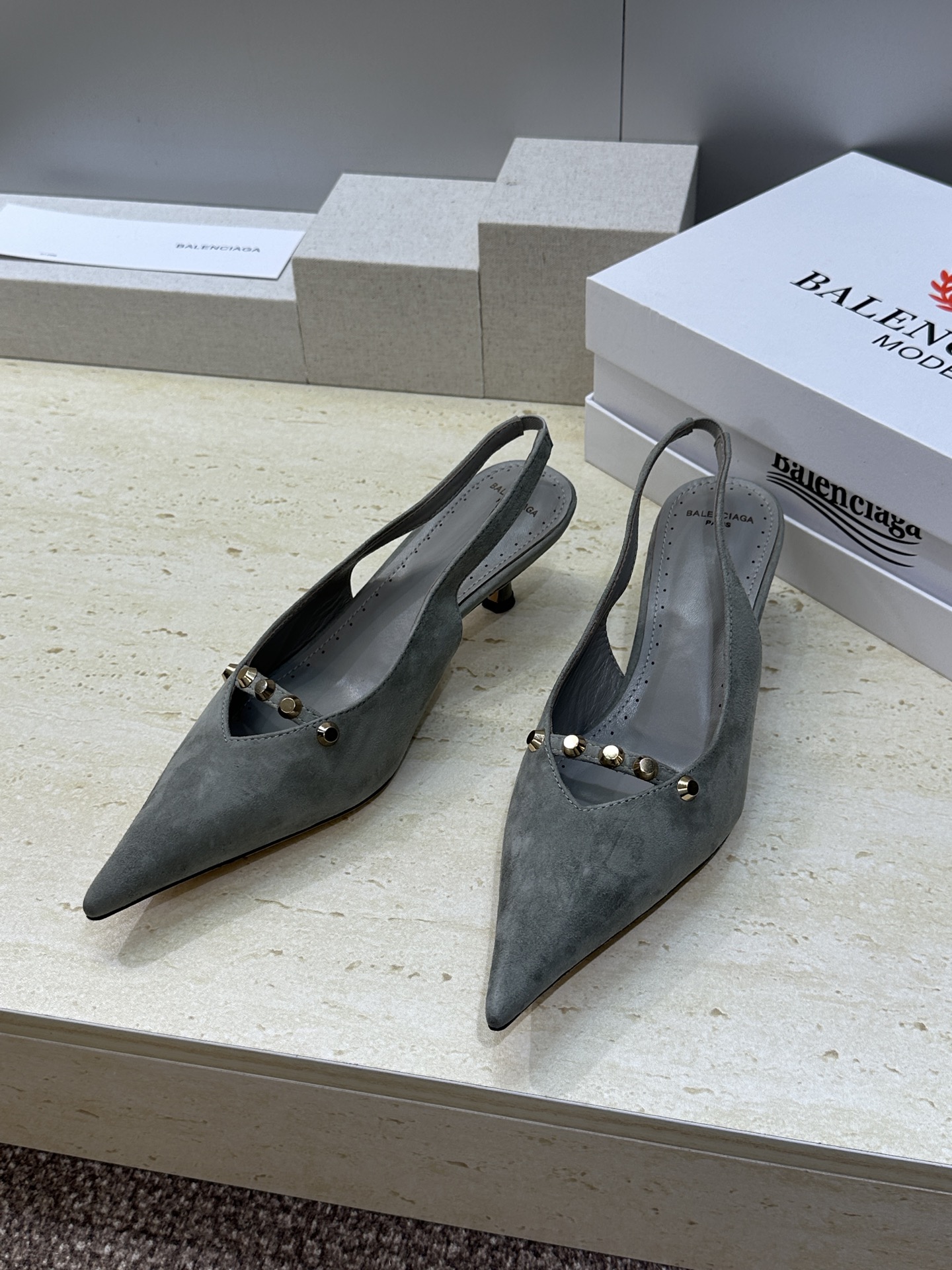 巴黎世家 Balenciaga 2026春夏新款铆钉女鞋 双B字母logo五金扣中跟尖头后空气质凉鞋鞋材 巴黎世家 Balenciaga 2026春夏新款铆钉女鞋 双B字母logo五金扣中跟尖头后空气质凉鞋鞋材