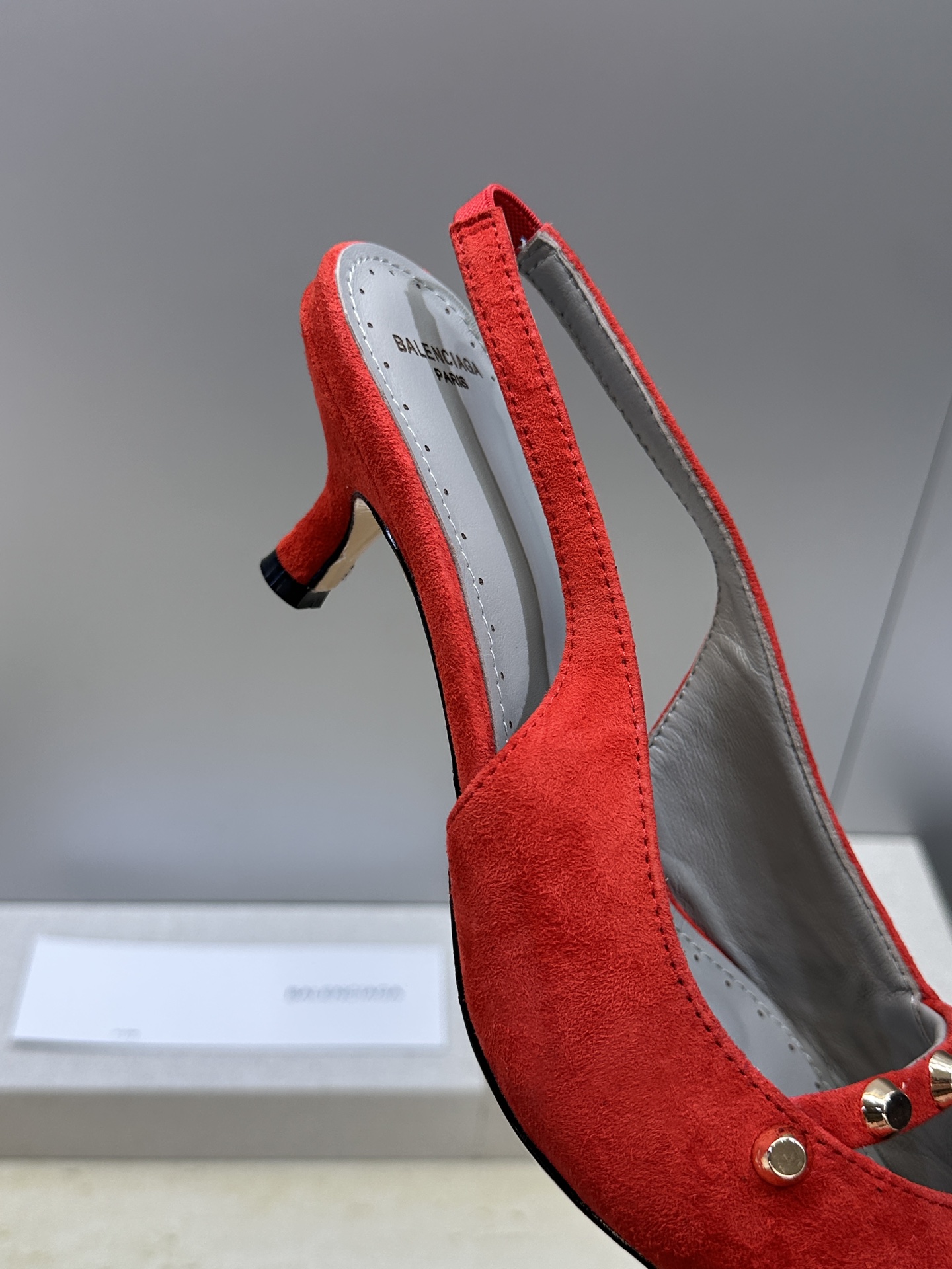 巴黎世家 Balenciaga 2026春夏新款铆钉女鞋 双B字母logo五金扣中跟尖头后空气质凉鞋鞋材 巴黎世家 Balenciaga 2026春夏新款铆钉女鞋 双B字母logo五金扣中跟尖头后空气质凉鞋鞋材